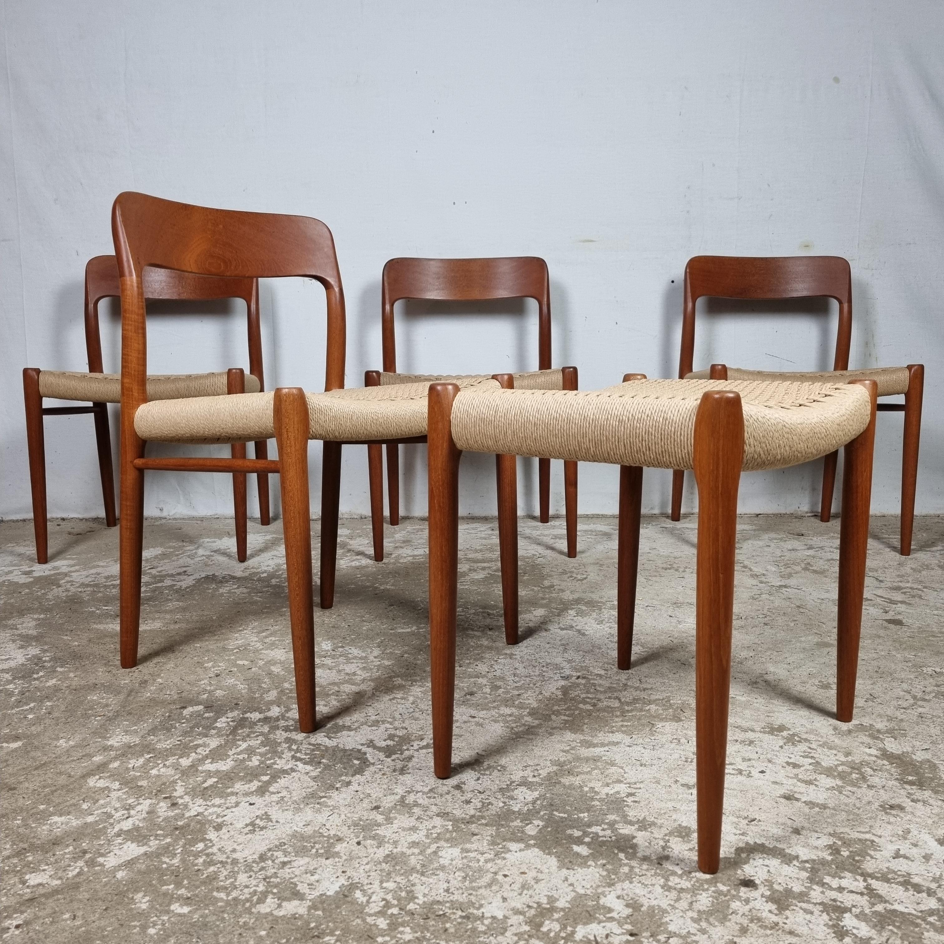 Corde en papier Ensemble de 4 chaises Niels Otto Møller Modèle nr 75 + Ottoman modèle 80A Années 1960