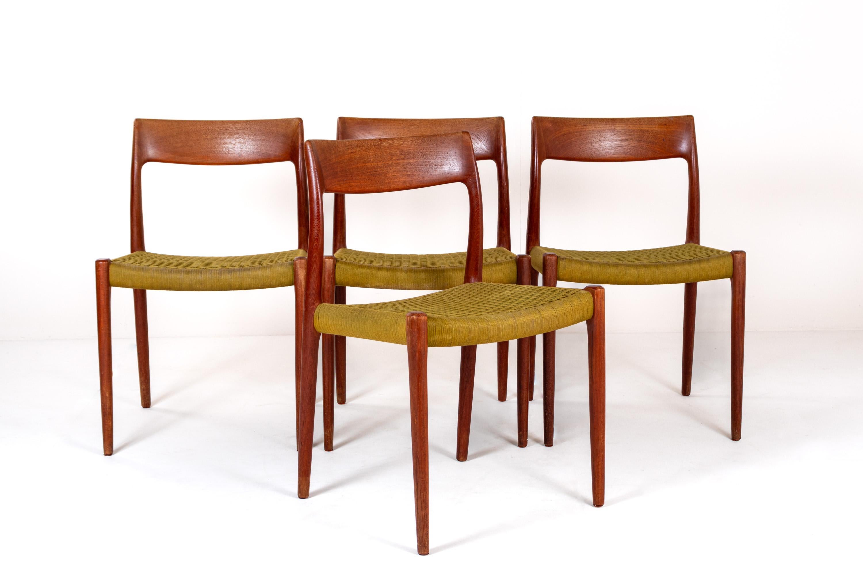 Juego de cuatro sillas de comedor Modelo 77 diseñadas por Niels Otto Møller para J.L. Møllers Møbelfabrik, Dinamarca.
Bellamente elaborada en teca maciza, con respaldos suavemente curvados y originales asientos de red tejida en verde oliva.
Un