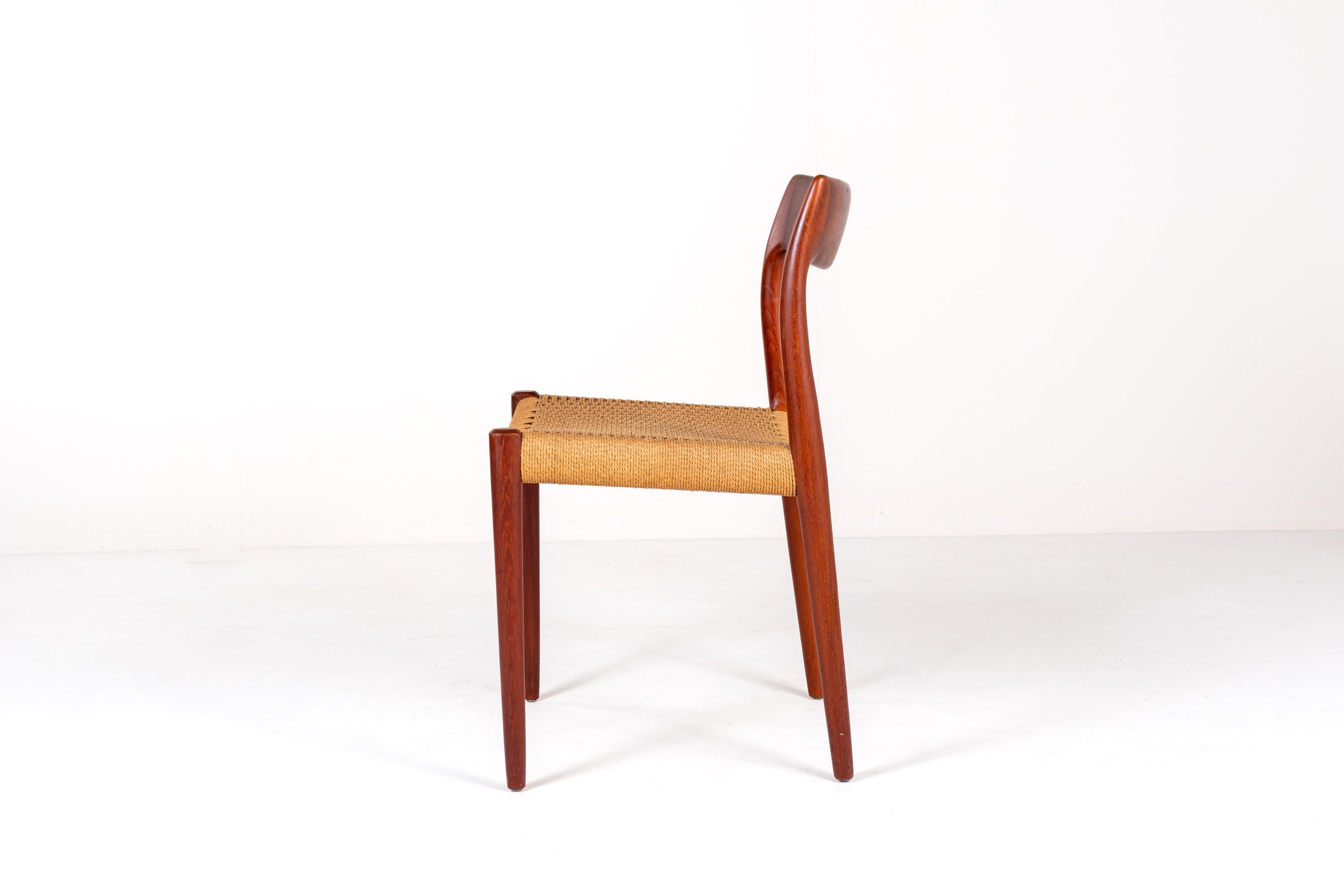 Un refinado y elegante juego de cuatro sillas de comedor Modelo 77 diseñadas por Niels Otto Møller y producidas por J.L. Møllers Møbelfabrik en Dinamarca, hacia la década de 1960.

Estas esculturales sillas están fabricadas en teca maciza y