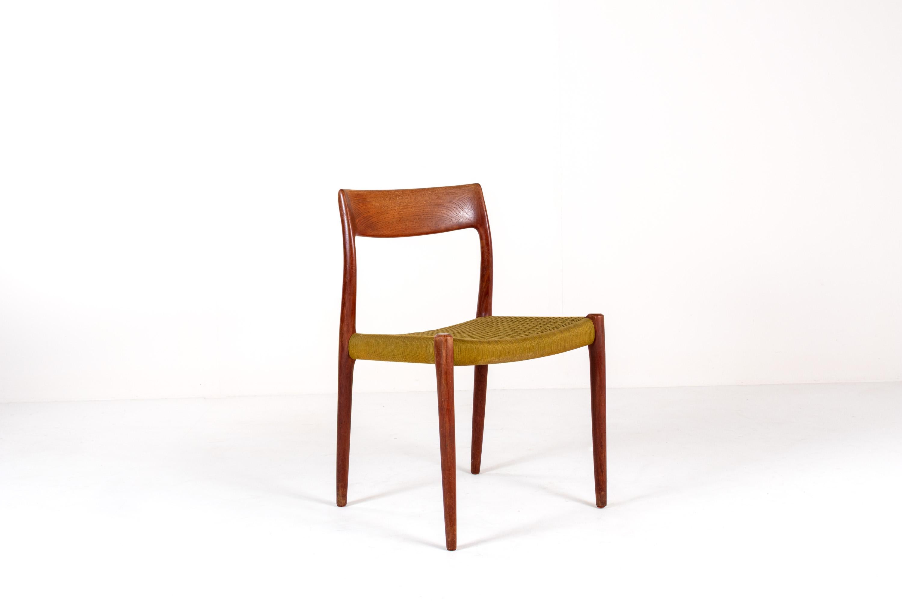 Juego de 4 sillas de comedor de teca Niels Otto Møller Model 77, Dinamarca, Años 60 Moderno de mediados de siglo en venta