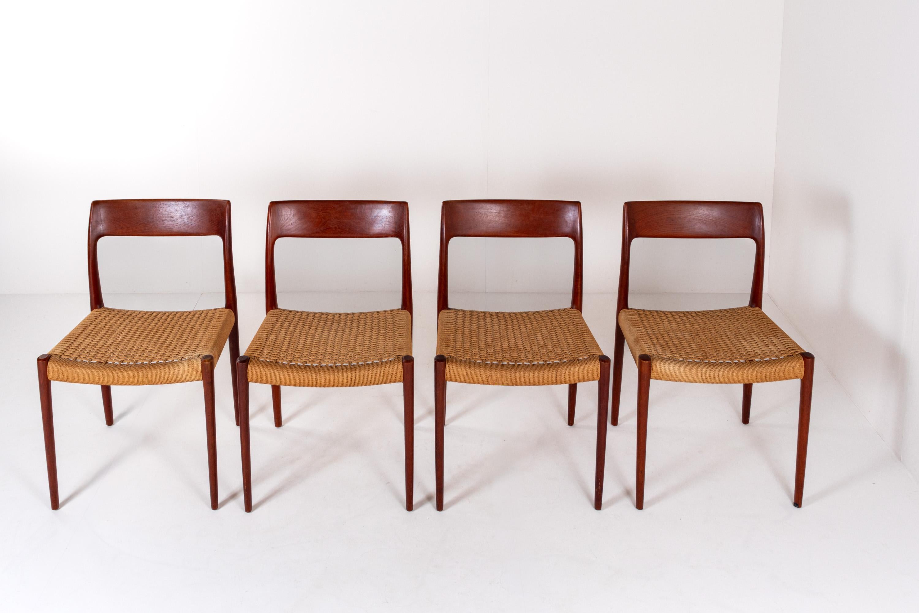 Juego de 4 sillas de comedor de teca Niels Otto Møller Model 77, Dinamarca, Años 60 Moderno de mediados de siglo en venta