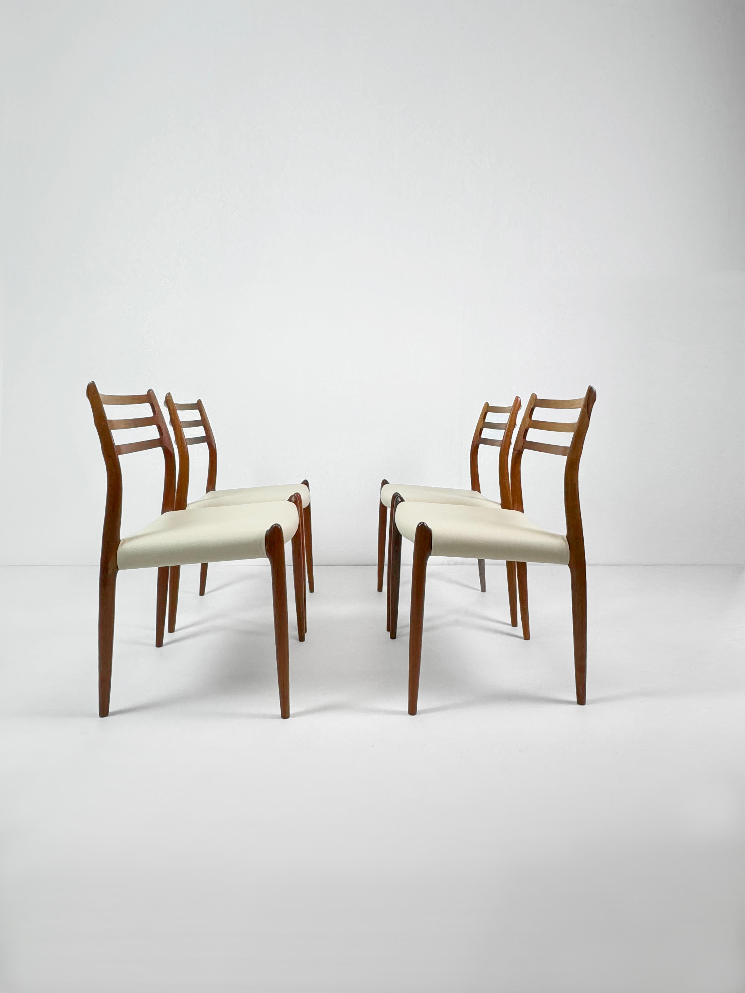 Ensemble de 4 chaises de salle à manger Niels O Møller, modèle 78, en magnifique bois de rose de Rio au grain très expressif, complété par une assise en simili-cuir lisse de couleur crème. Ce modèle de chaise est l'un des modèles danois du