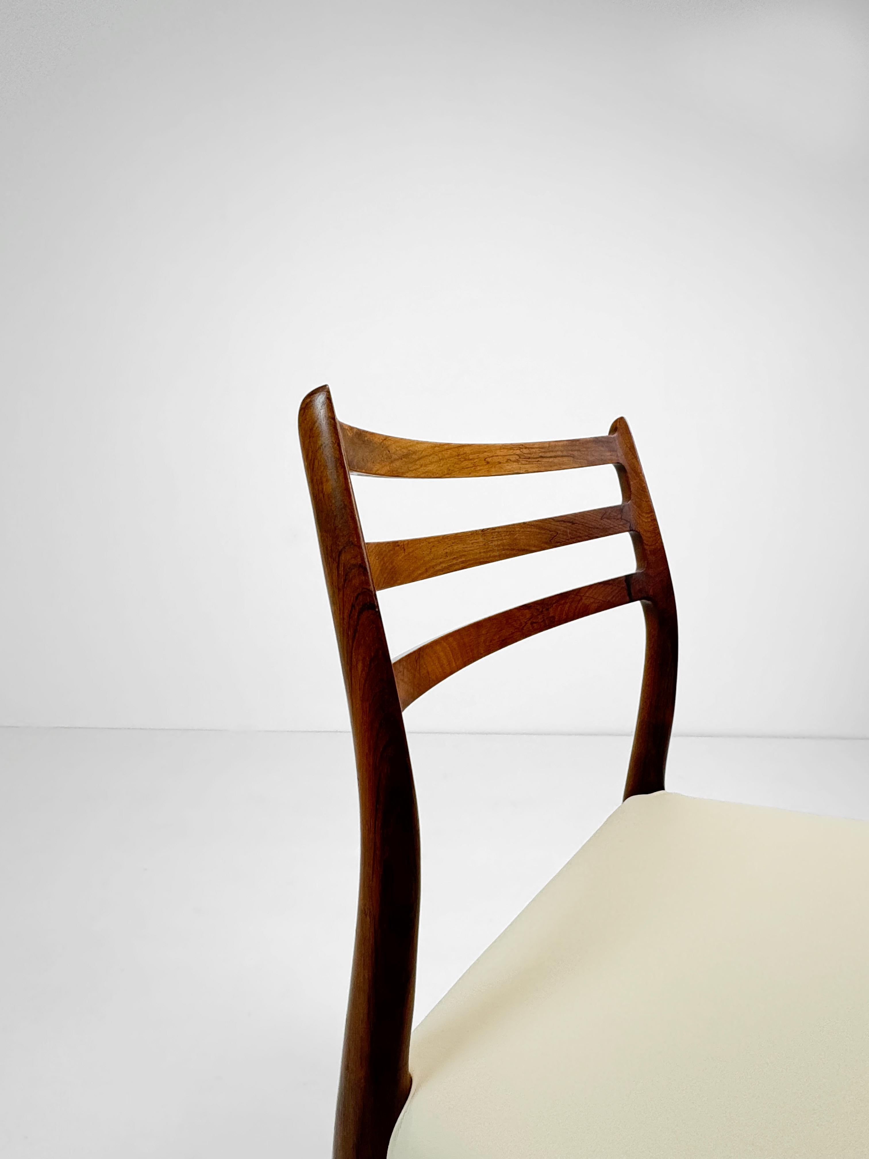 Mid-Century Modern Ensemble de 4 chaises de salle à manger en bois de rose Niels Otto Møller, modèle 78, Danemark. 1960's en vente