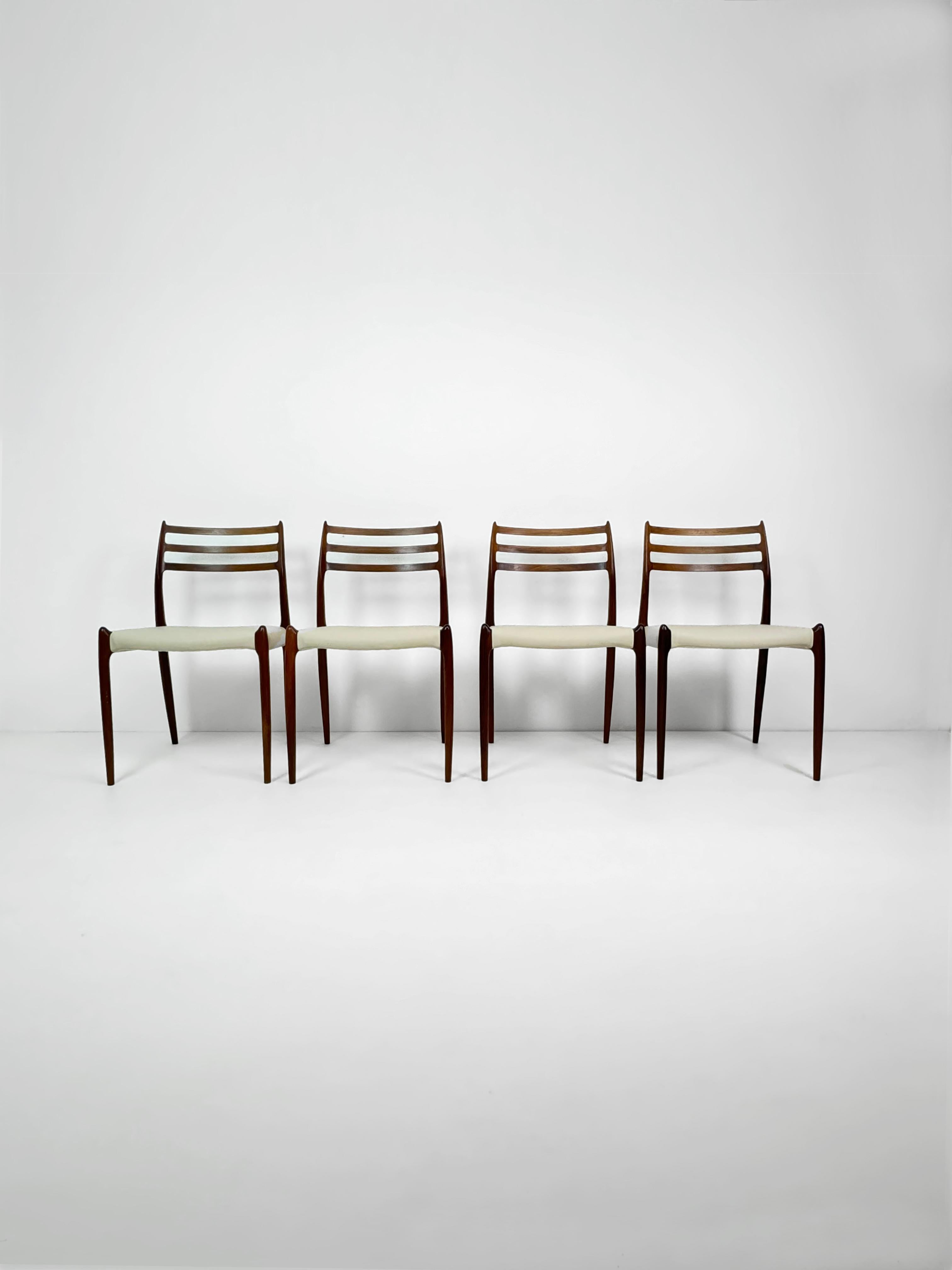 Sculpté à la main Ensemble de 4 chaises de salle à manger en bois de rose Niels Otto Møller, modèle 78, Danemark. 1960's en vente