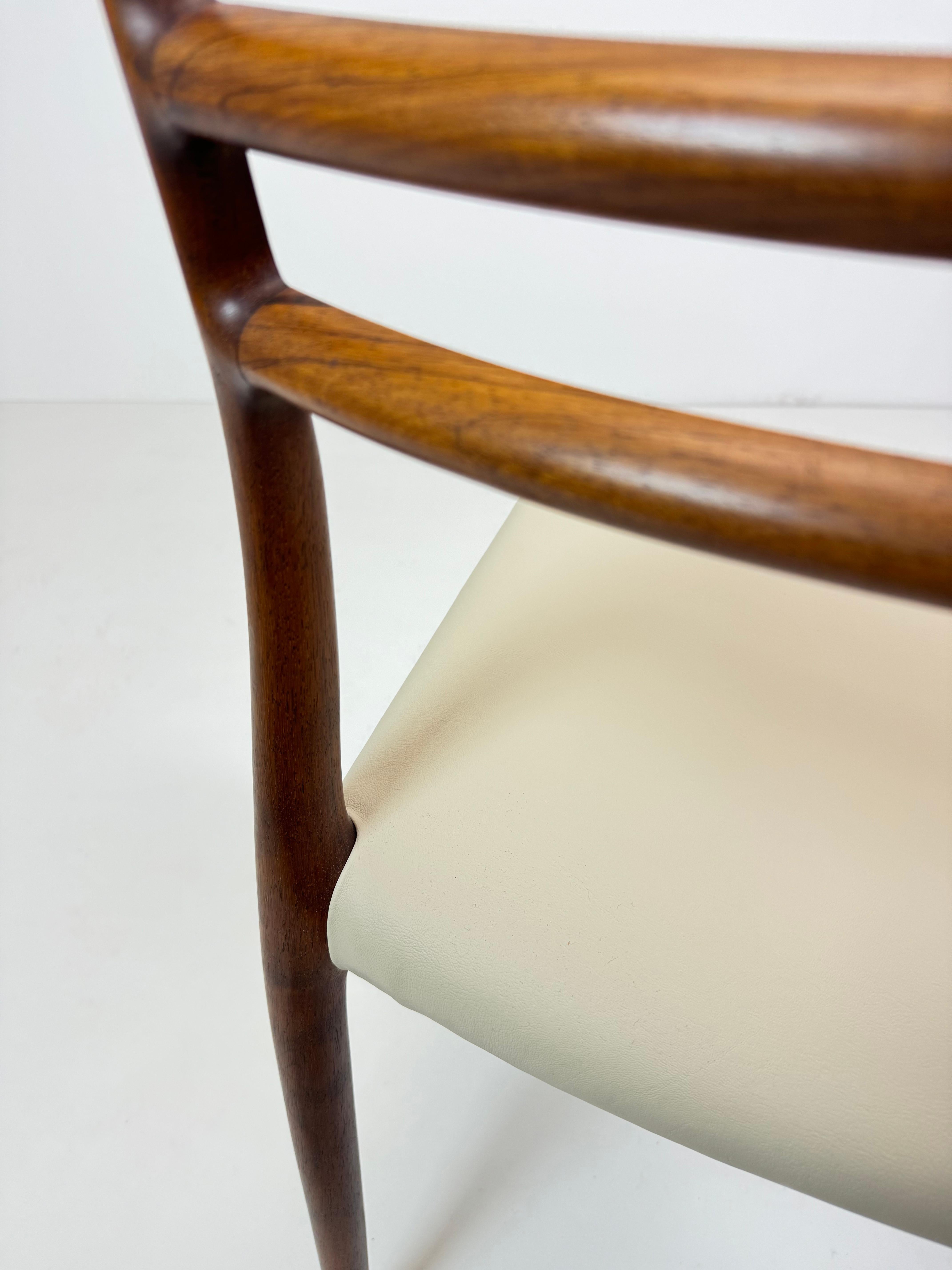Milieu du XXe siècle Ensemble de 4 chaises de salle à manger en bois de rose Niels Otto Møller, modèle 78, Danemark. 1960's en vente