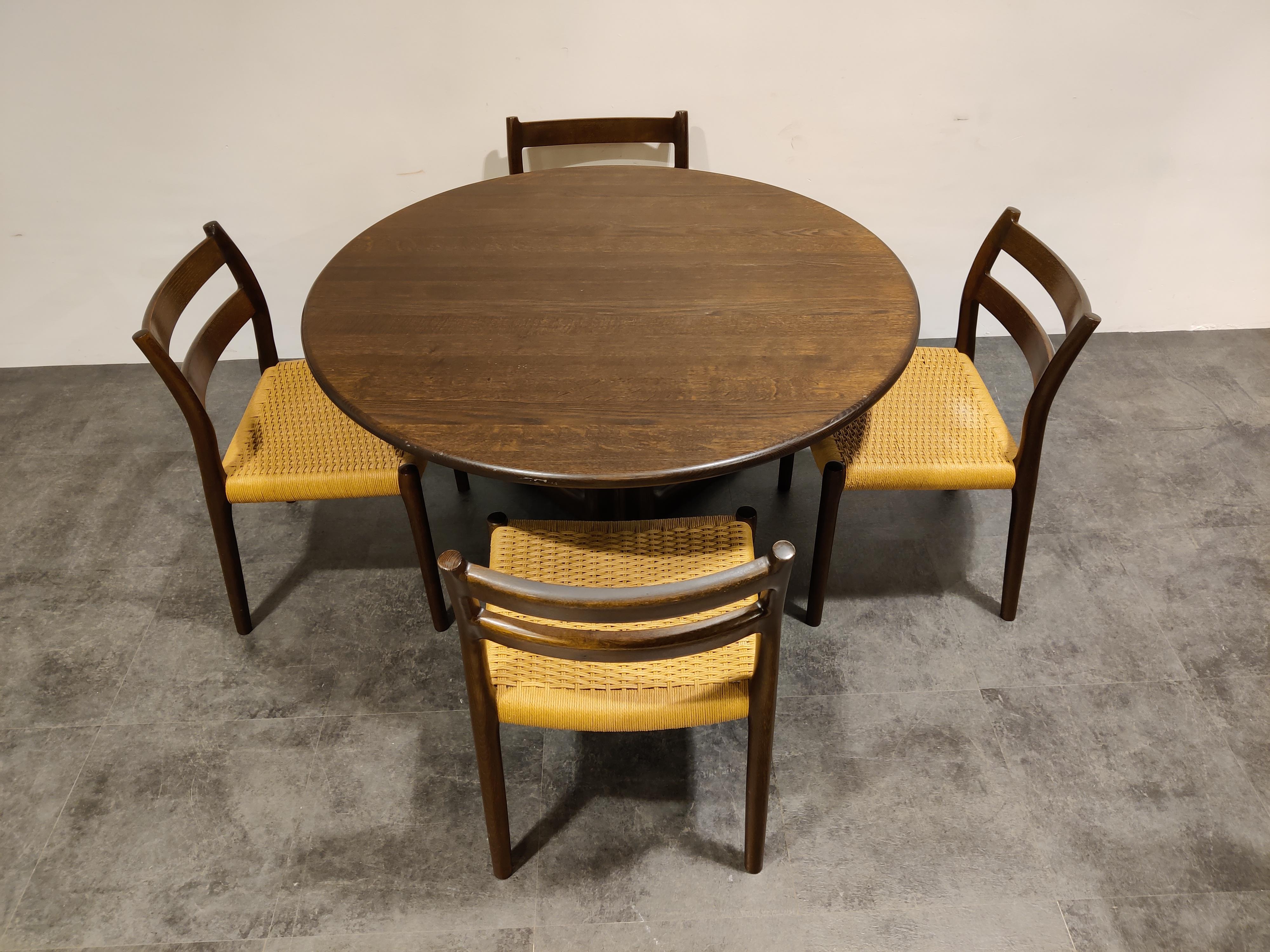 Elegantly shaped set of 4 dining chairs designed by Niels Otto Moller Model 84. This is a less common model.

The set comes with the table equally designed by Niels Otto Moller.

Beautiful organic shaped frames with original seats.

The set is