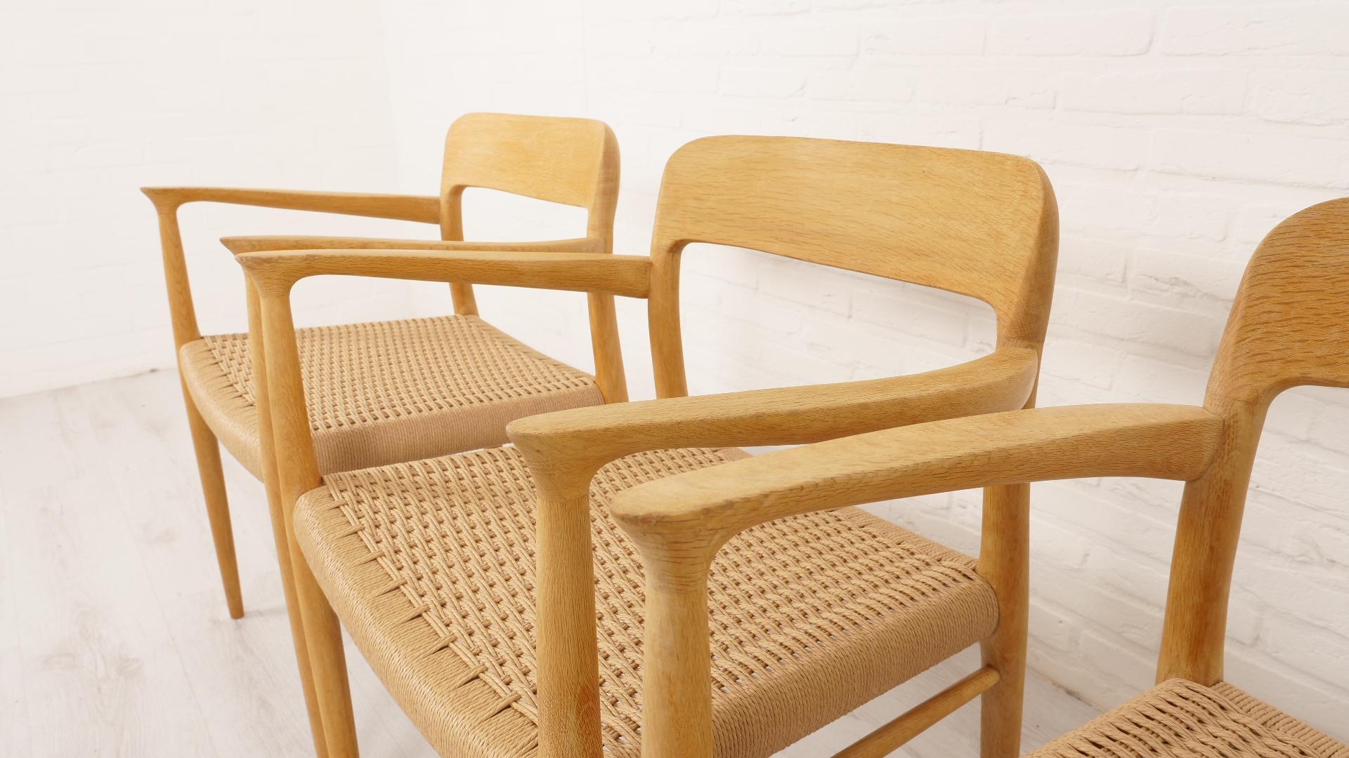 Milieu du XXe siècle Ensemble de 4 chaises de salle à manger vintage Niels Otto Moller  Modèle 56  Chêne  Restauré