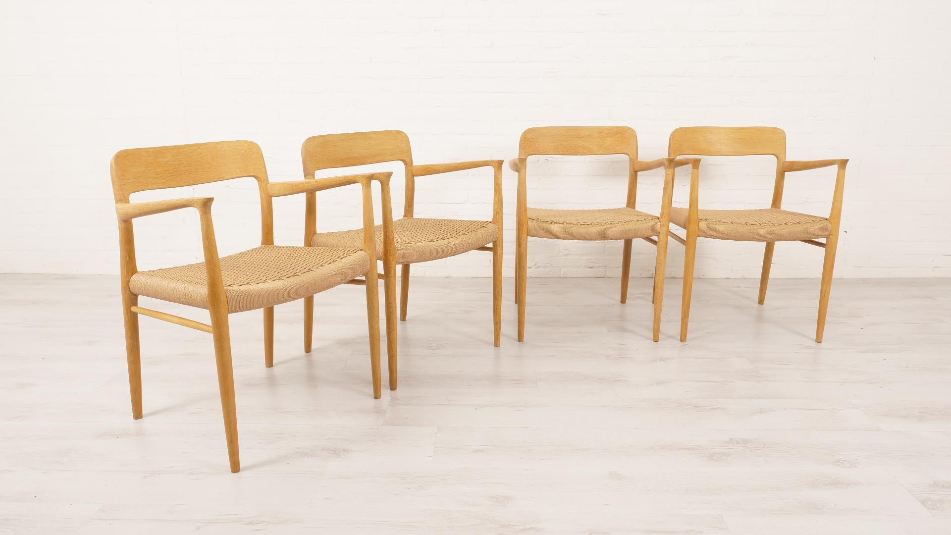Corde en papier Ensemble de 4 chaises de salle à manger vintage Niels Otto Moller  Modèle 56  Chêne  Restauré