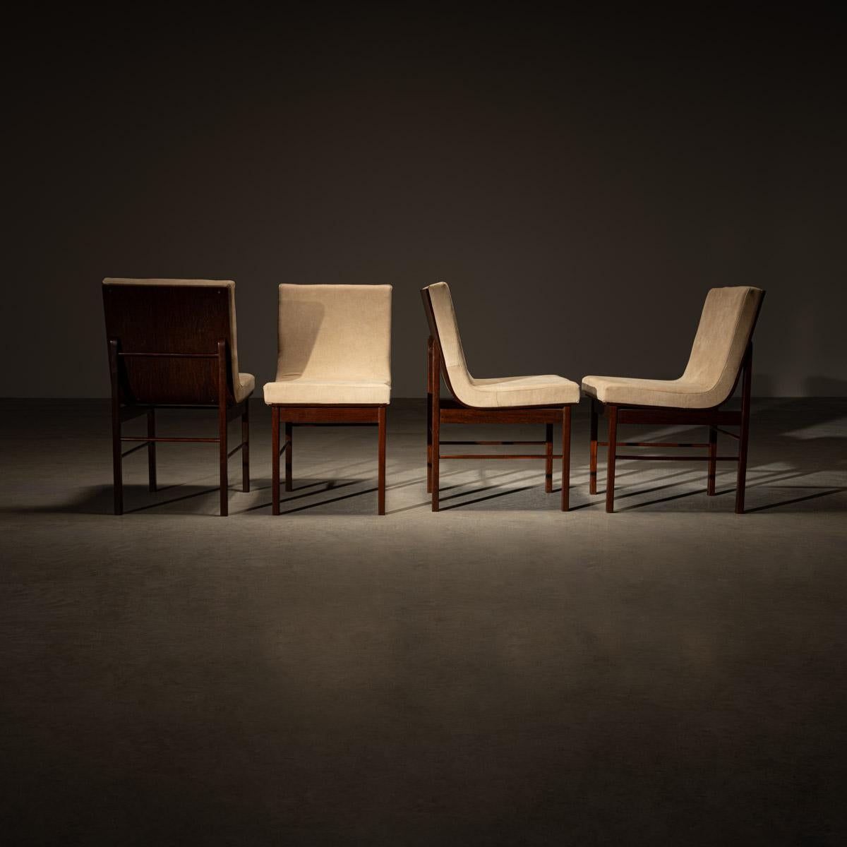 Set di 4 sedie da pranzo Novo Rumo in legno duro brasiliano e pelle scamosciata, Brasile, anni '60

Questo raffinato set di quattro sedie da pranzo è stato realizzato da Novo Rumo, un'illustre casa di design brasiliana della metà del XX secolo.
