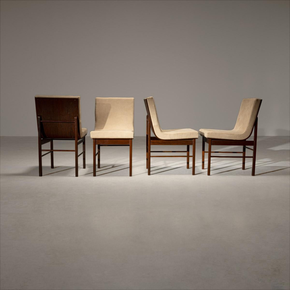 Set di 4 sedie da pranzo Novo Rumo in legno duro brasiliano e pelle scamosciata, Brasile, anni '60 in vendita 1