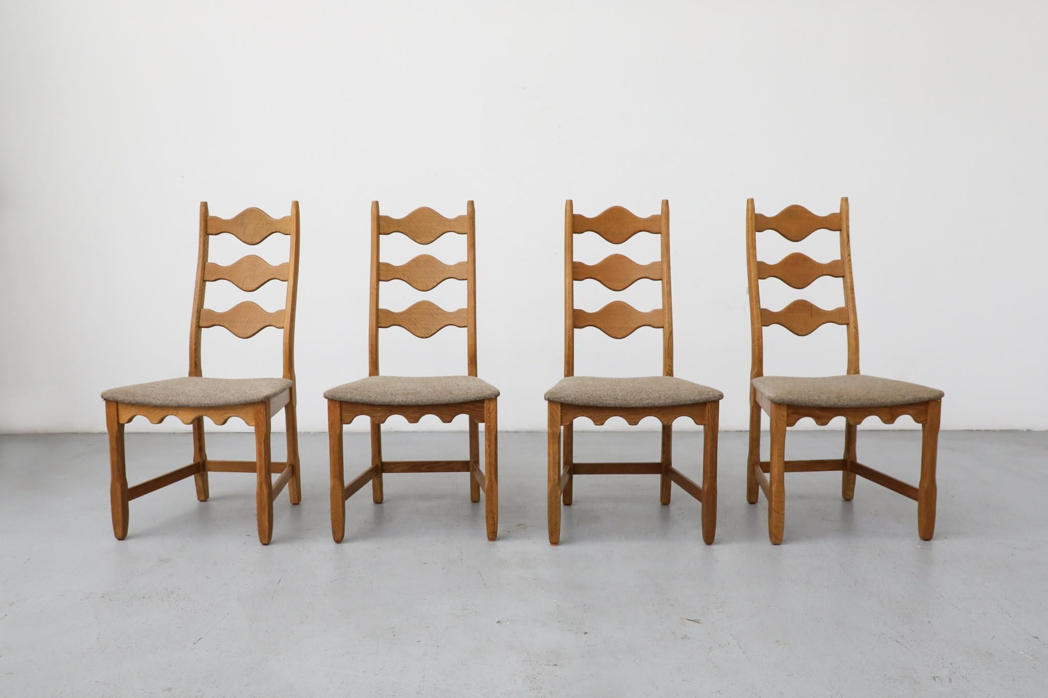 Questo straordinario set di quattro sedie da pranzo brutaliste in quercia, progettato dal celebre architetto e designer danese Henning Kjaernulf, è caratterizzato da un senso di artigianato nordico e da un design audace. Il lavoro di Kjaernulf, che