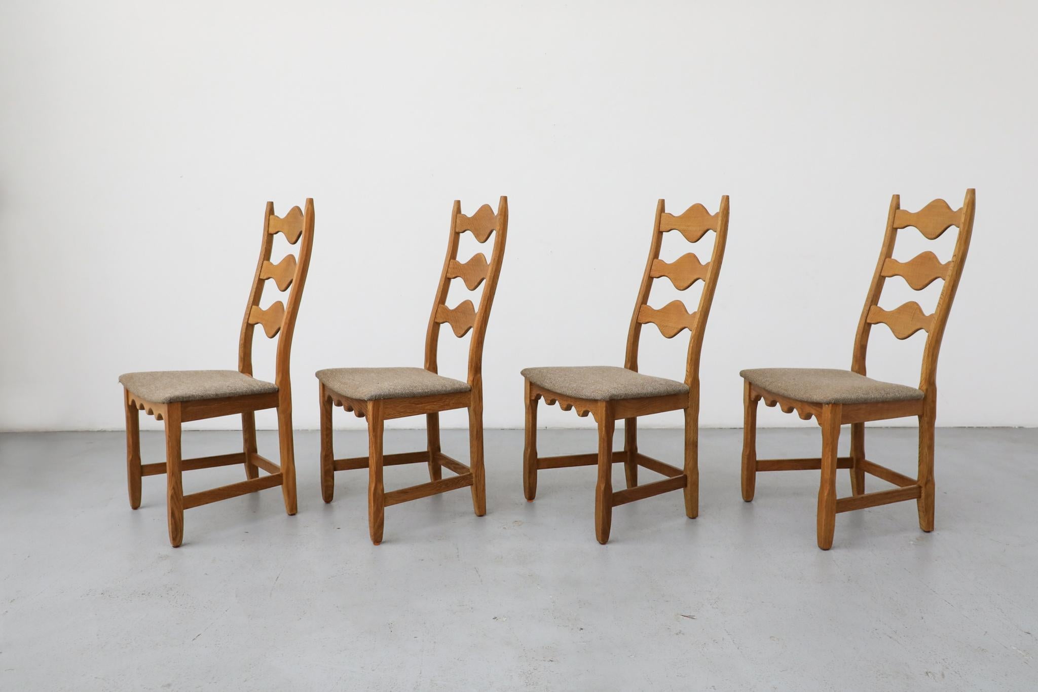Mid-Century moderno Set di 4 sedie da pranzo con schienale decorativo in Oak Brutalist di Henning Kjaernulf in vendita