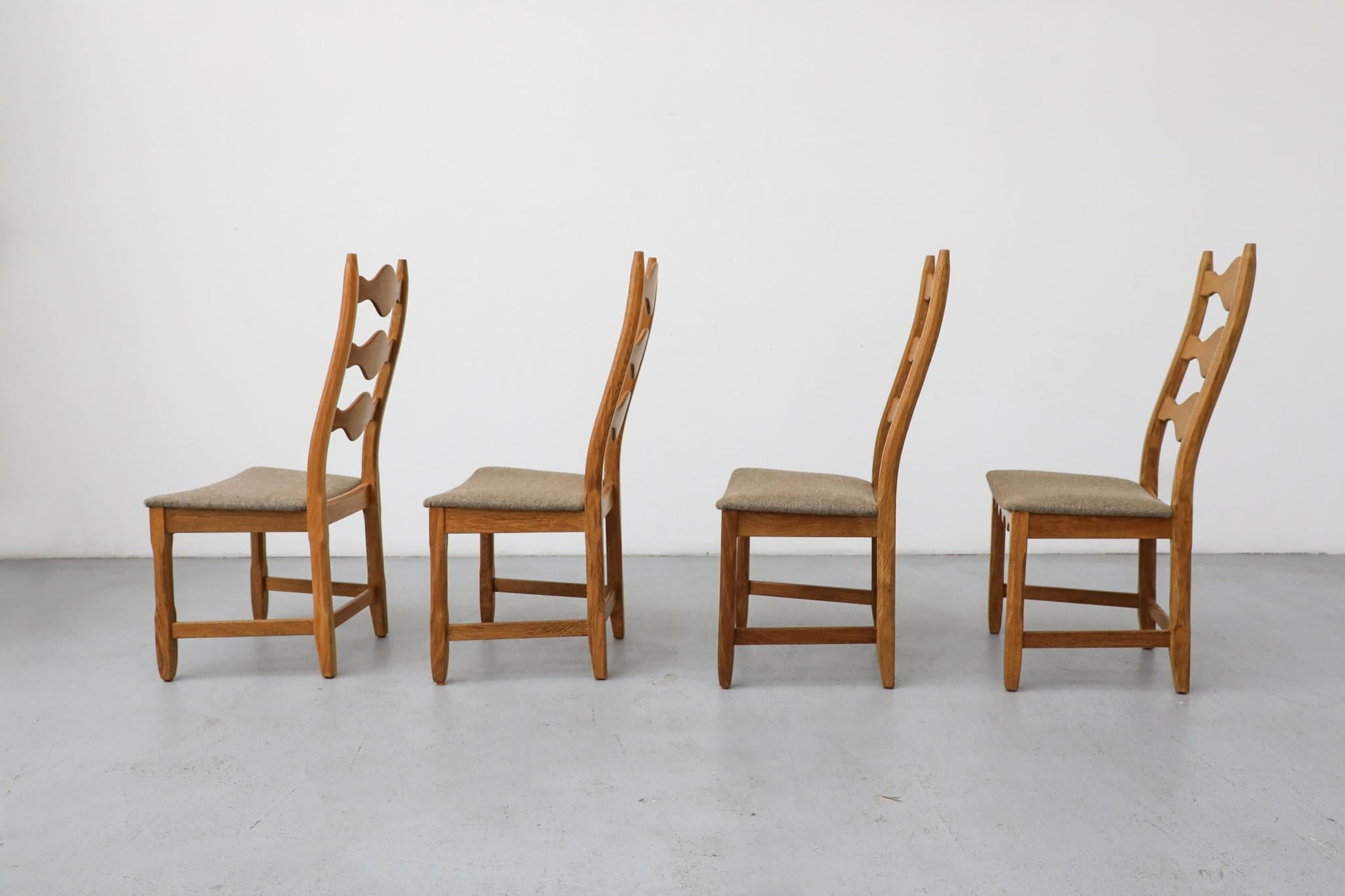 Danese Set di 4 sedie da pranzo con schienale decorativo in Oak Brutalist di Henning Kjaernulf in vendita
