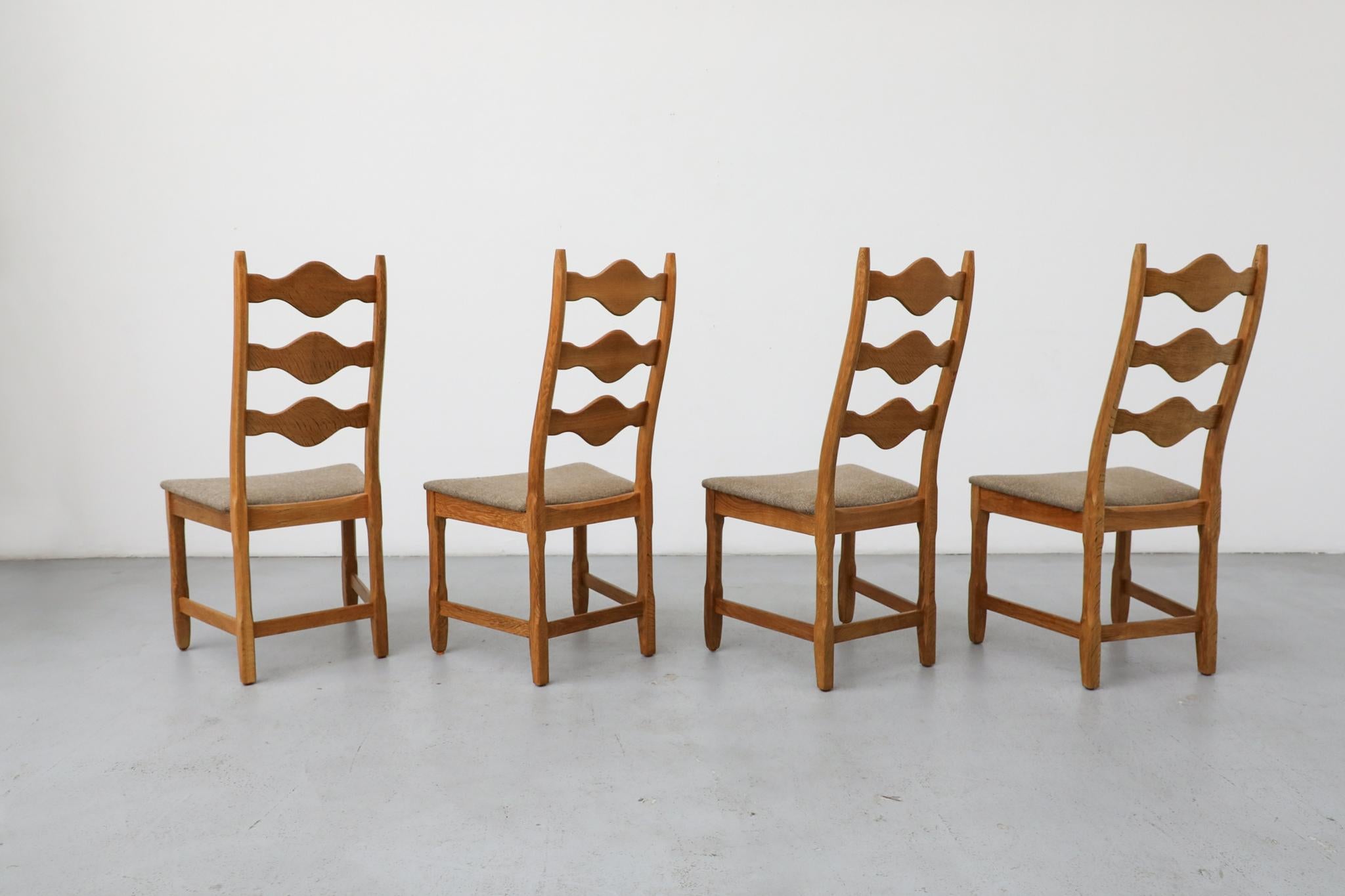 Intagliato Set di 4 sedie da pranzo con schienale decorativo in Oak Brutalist di Henning Kjaernulf in vendita