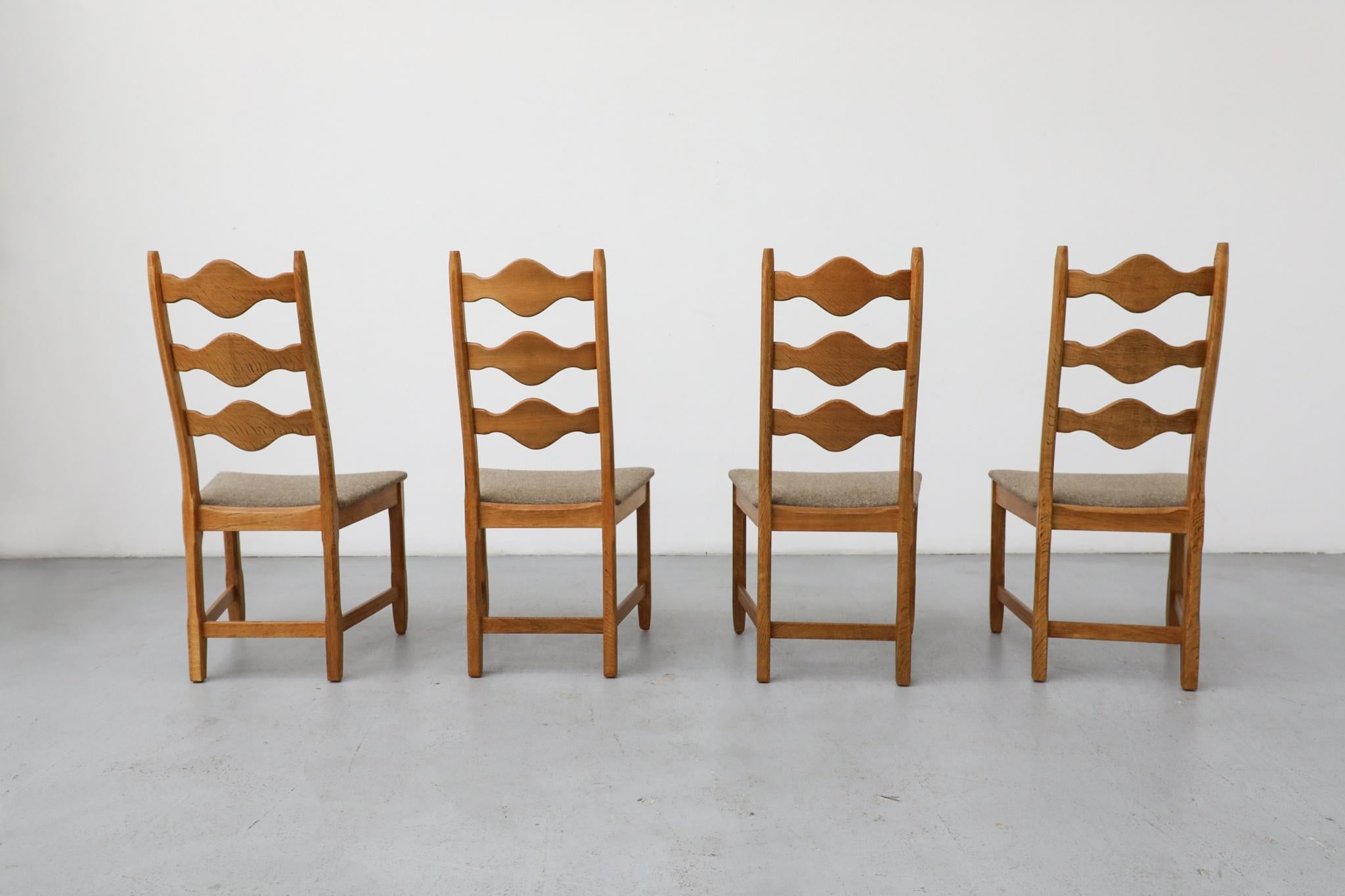 Set di 4 sedie da pranzo con schienale decorativo in Oak Brutalist di Henning Kjaernulf In condizioni buone in vendita a Los Angeles, CA