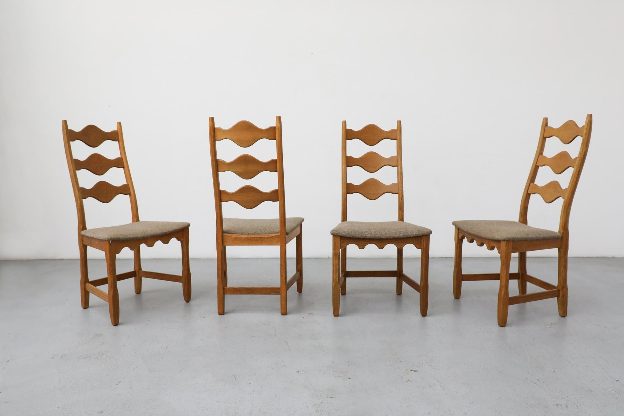 Metà XX secolo Set di 4 sedie da pranzo con schienale decorativo in Oak Brutalist di Henning Kjaernulf in vendita