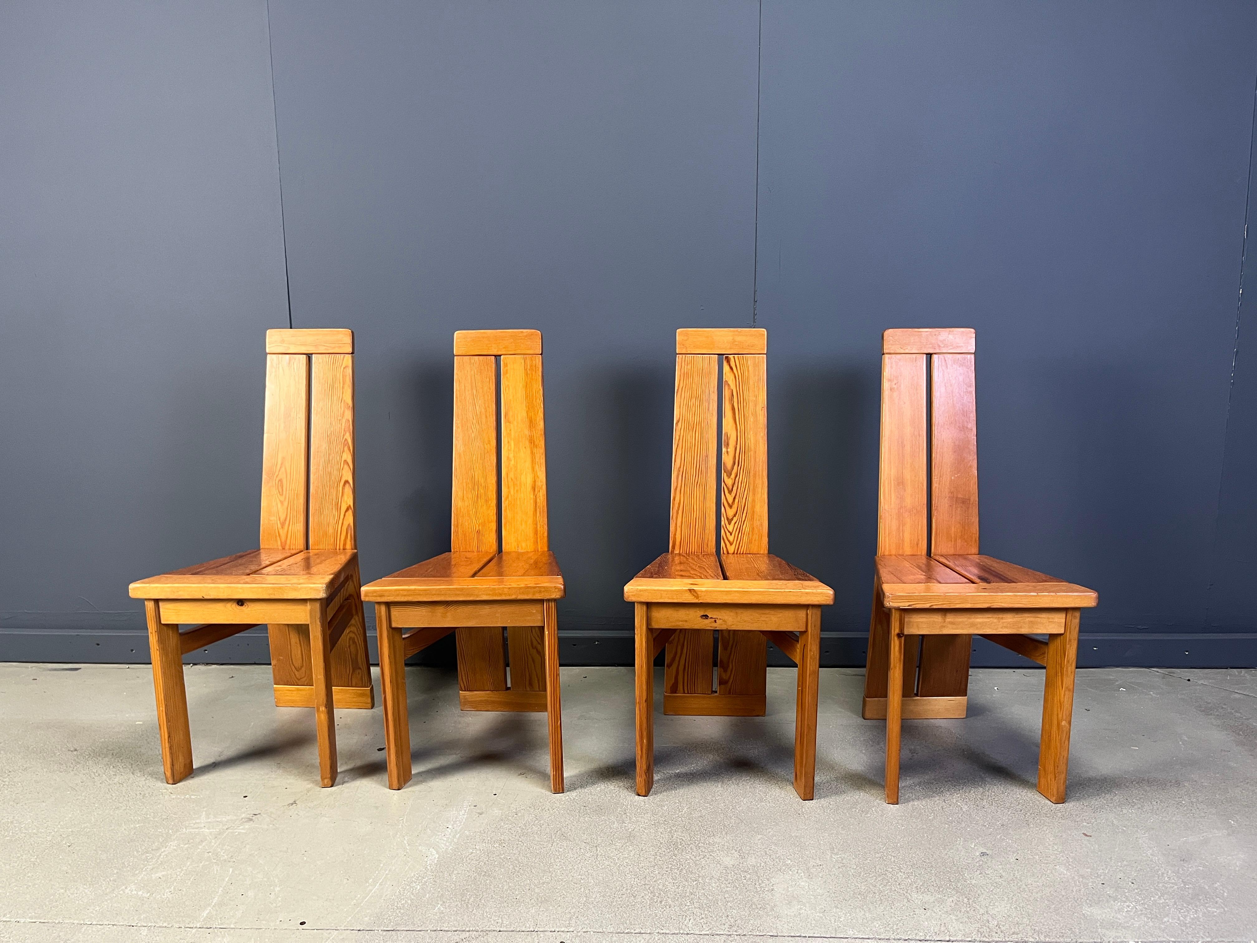 Vintage Eiche massiv brutalist Esszimmerstühle

Diese rustikalen Stühle wurden in Handarbeit hergestellt und weisen eine schöne Holzmaserung auf.

Guter Zustand mit normalen altersbedingten Gebrauchsspuren

1970er Jahre - Belgien

Abmessungen:
Höhe: