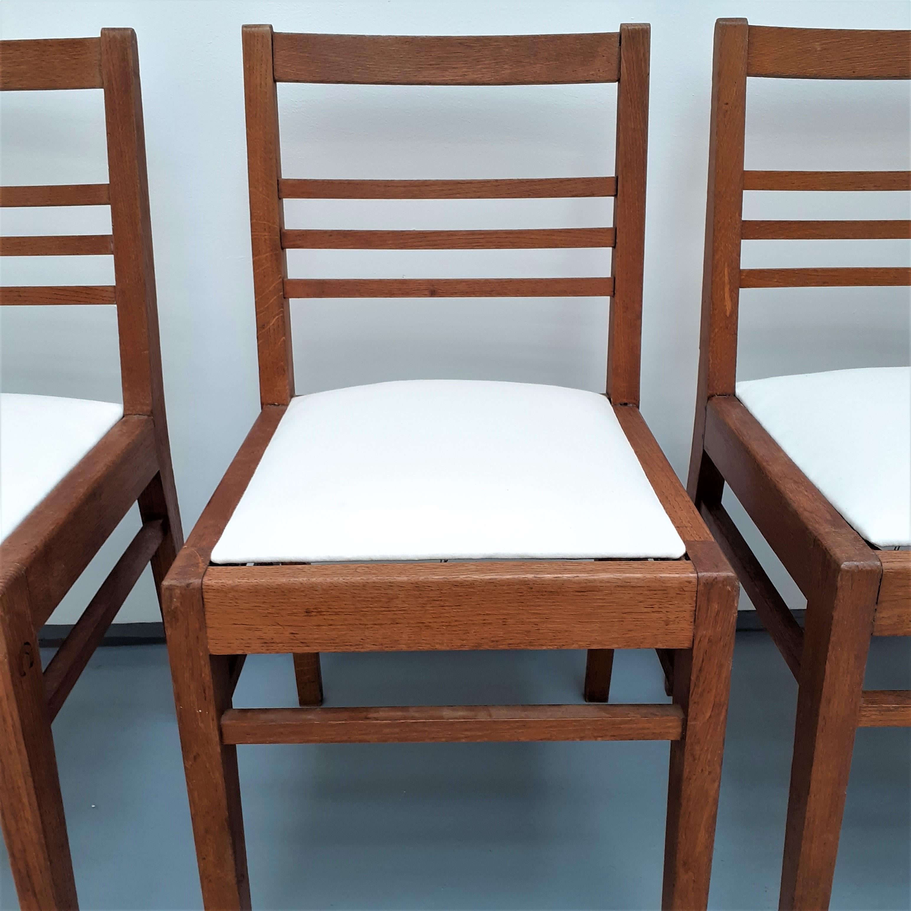 Ensemble de 4 chaises en Oak avec assise en tissu blanc par René Gabriel, années 1950

René Gabriel (1899 - 1950) est un précurseur du design industriel français. Il fut l'un des premiers à créer, dès les années 1930, des meubles économiques de