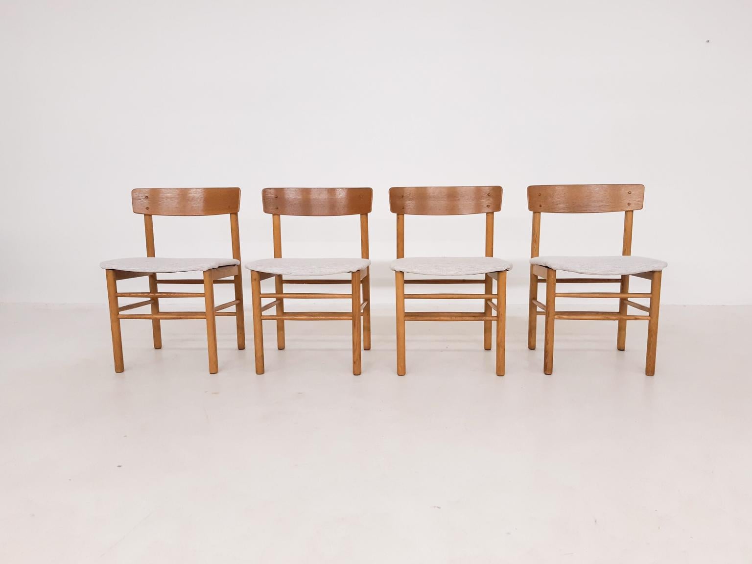 A set of 4 oak dining chairs in the style of Børge Mogensen his J39 Shaker chair.
Made in Denmark in the 1960s. The chairs are very similar to the J39 chair by Mogensen and will a great match with any dining table from the Danish modern era.
They