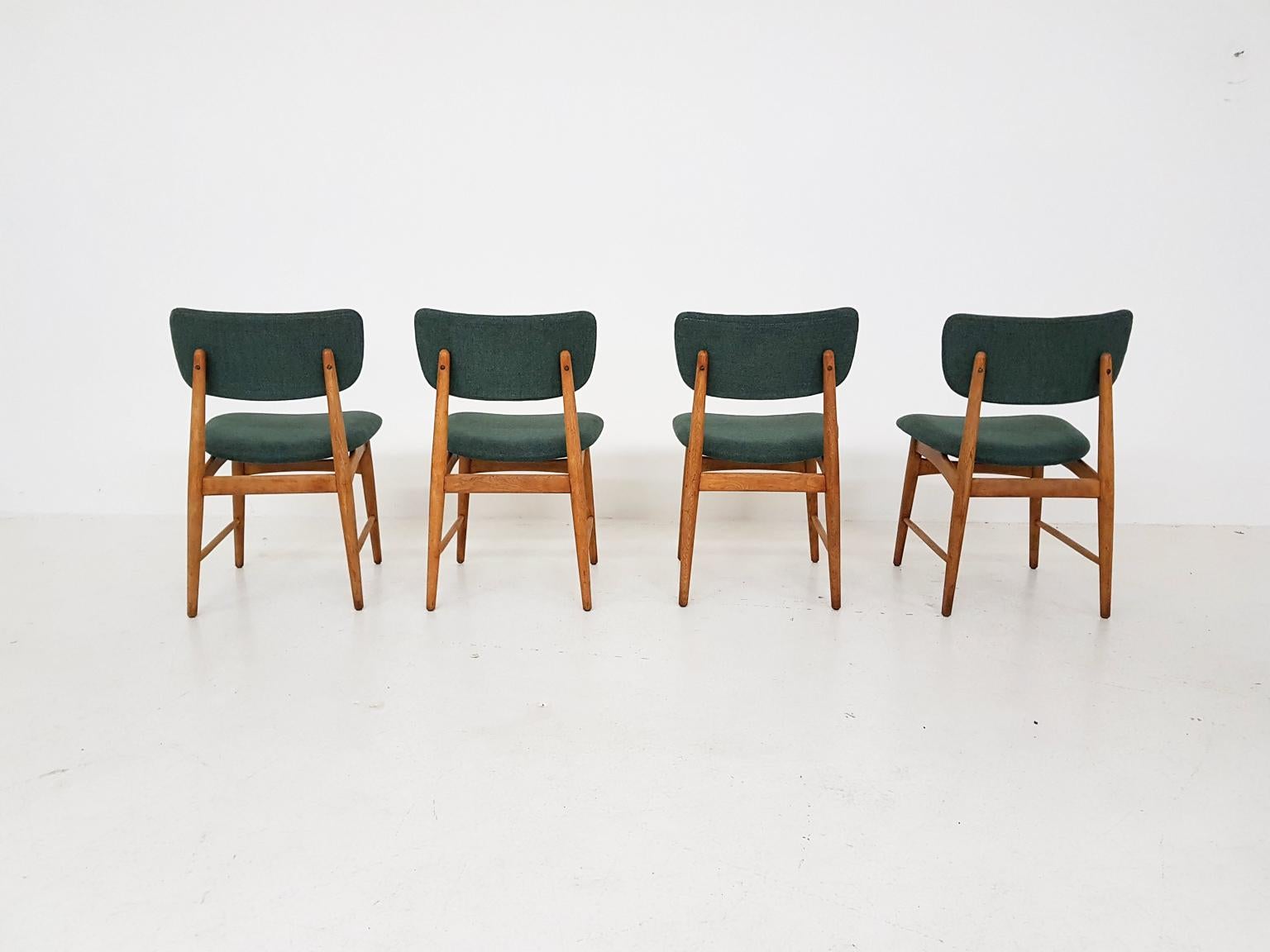 Satz von 4 Esszimmerstühlen aus Eiche, Bovenkamp zugeschrieben, Niederlande, 1960er Jahre im Zustand „Gut“ im Angebot in Amsterdam, NL