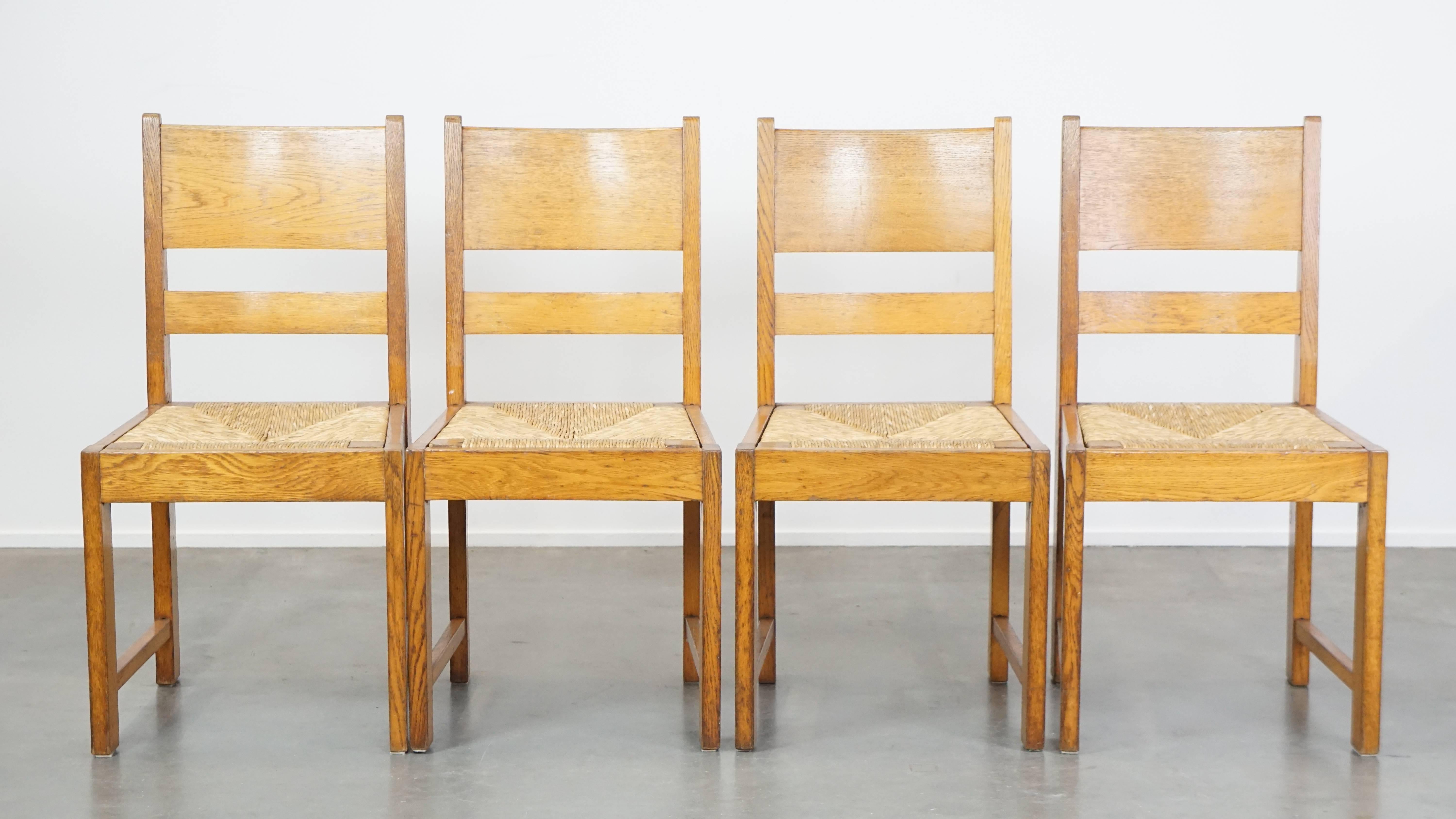 Questo affascinante set di sedie da pranzo dal design senza tempo della Scuola dell'Aia ha un aspetto bello ed elegante, che le rende un'ottima aggiunta a quasi tutti gli stili di interni. Si adattano perfettamente sia ai tavoli da pranzo moderni