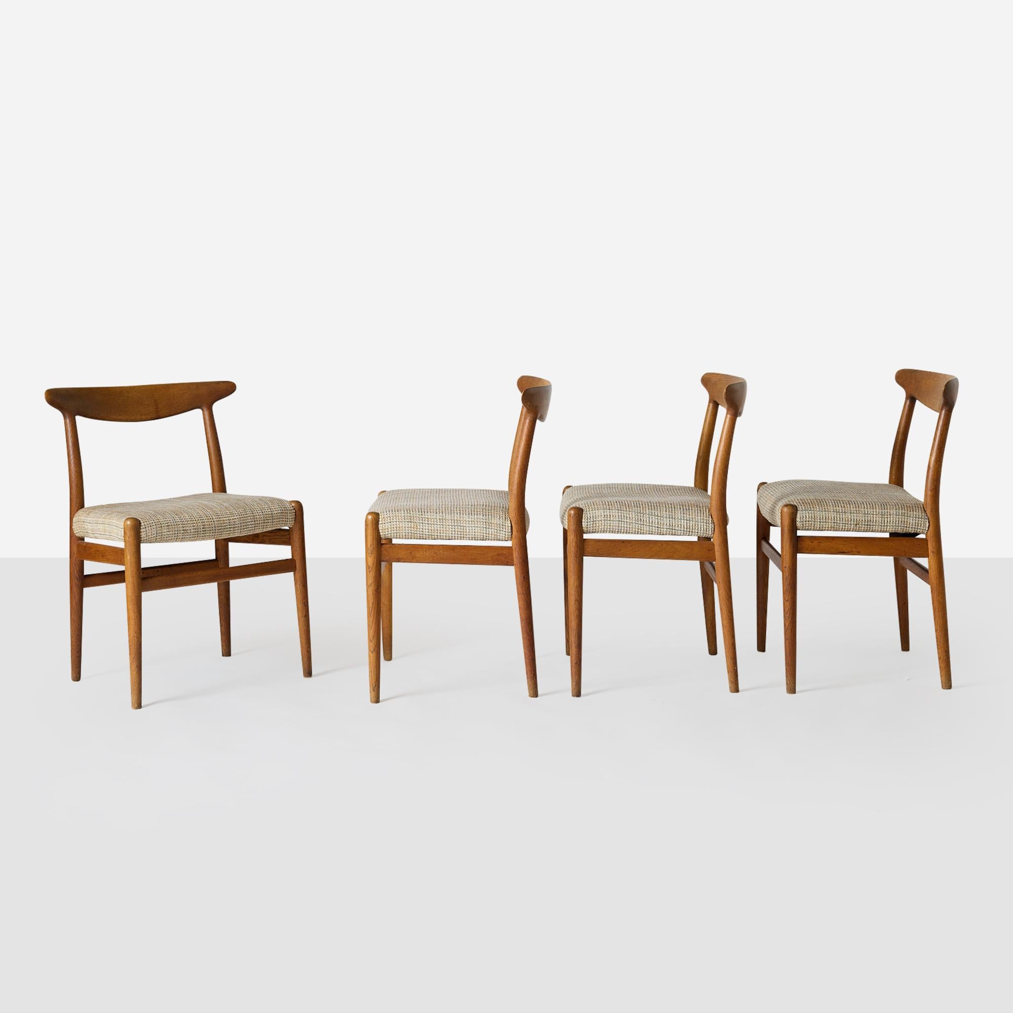Un set di quattro sedie da pranzo W2 in rovere massiccio di Hans J. Wegner. Realizzato per la fabbrica CM Madsen. I sedili sono stati precedentemente rivestiti con un tessuto di lana leggera. 