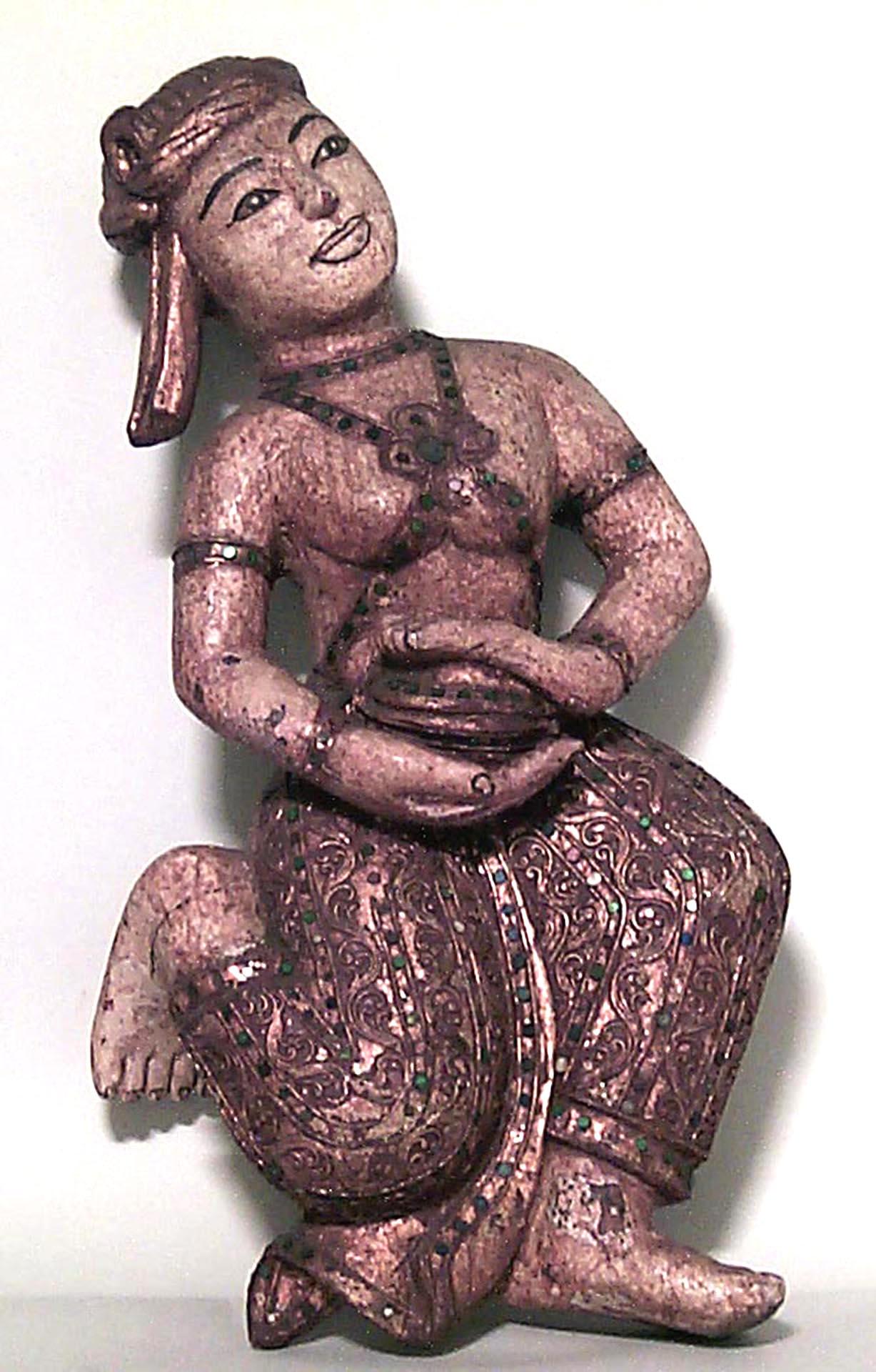 Satz von 4 kleinen tanzenden Hängefiguren im asiatischen Siam-Stil (19. Jh.) mit Musikinstrumenten und eingelegtem Glasrand.
