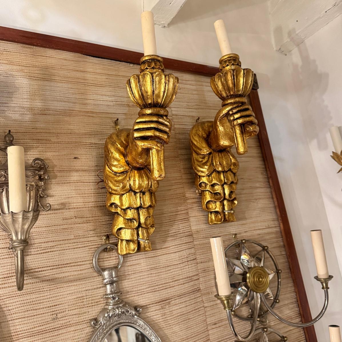 Set di 4 lampade a mano dorate, vendute a coppia in vendita 1