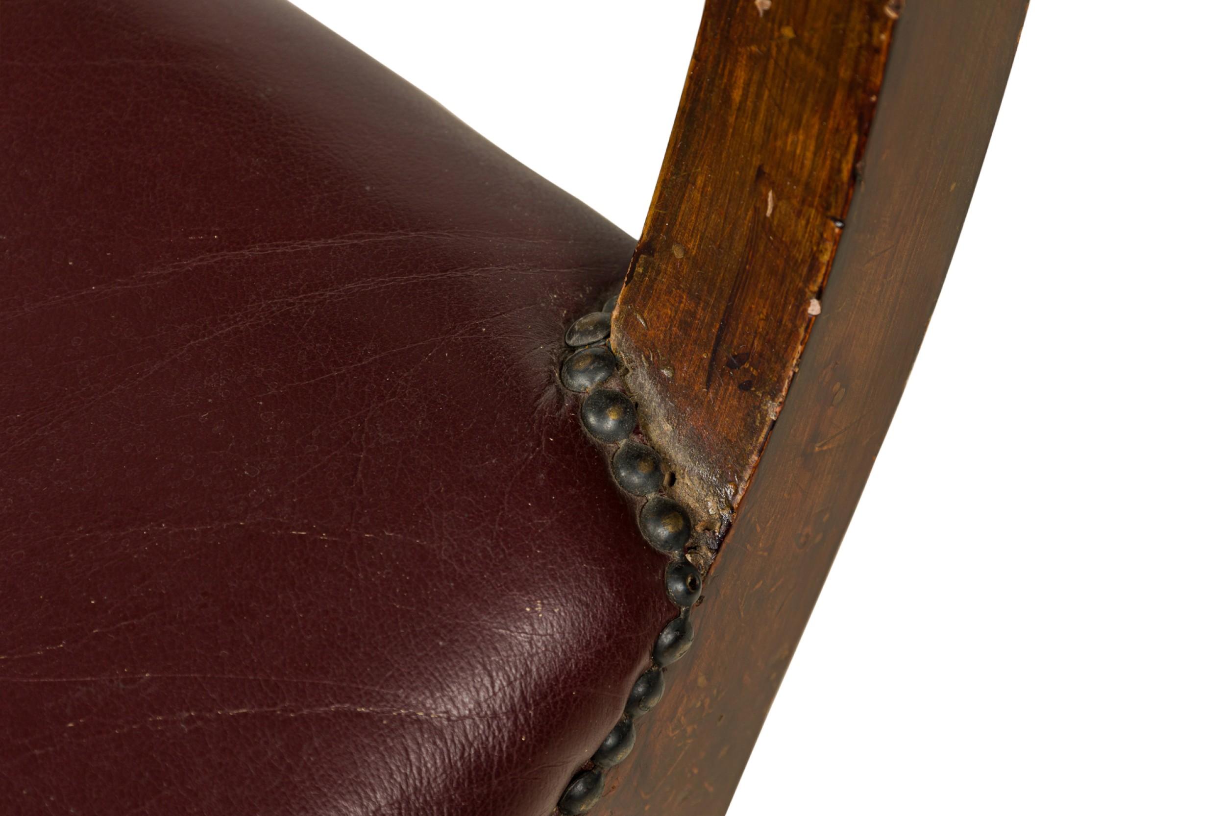 Ensemble de 4 chaises d'appoint tournées et sculptées en acajou bourguignon tapissé en vente 5