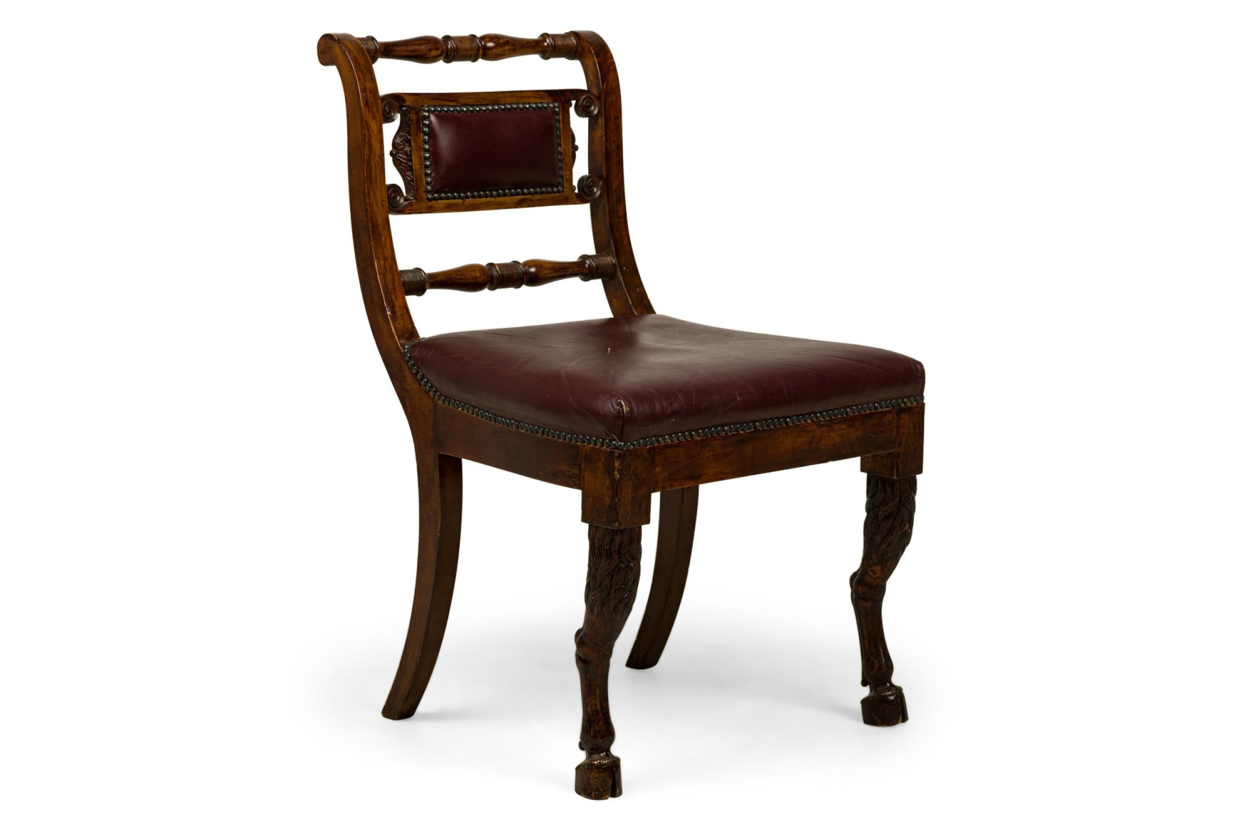 Ensemble de 4 chaises d'appoint en acajou de style Empire français (2e quart du 19e siècle), à dossier tourné, à panneau central rembourré de cuir bourgogne et à assise ornée de têtes de clous en laiton, reposant sur deux pieds terminés par des