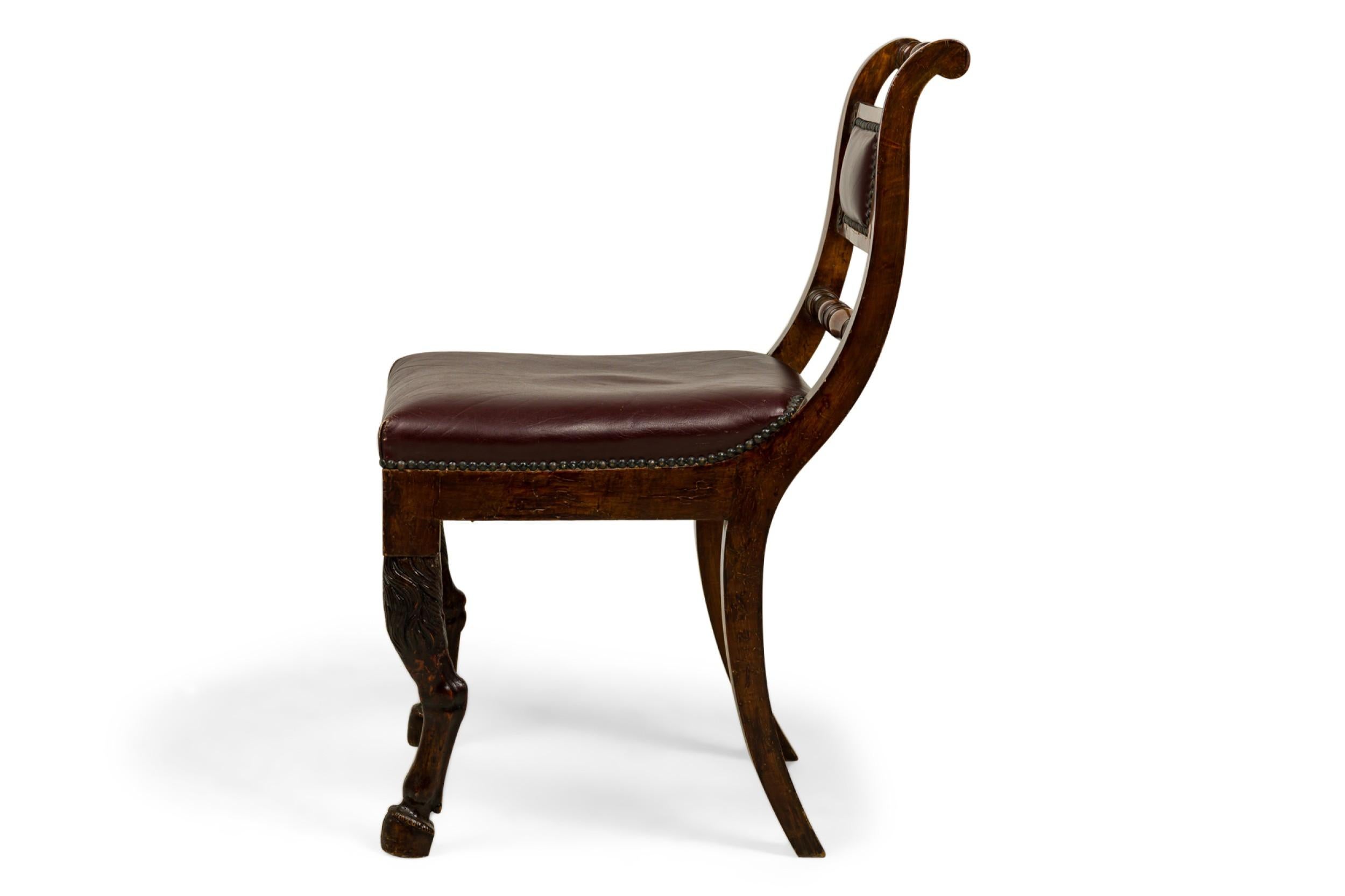 Sculpté à la main Ensemble de 4 chaises d'appoint tournées et sculptées en acajou bourguignon tapissé en vente