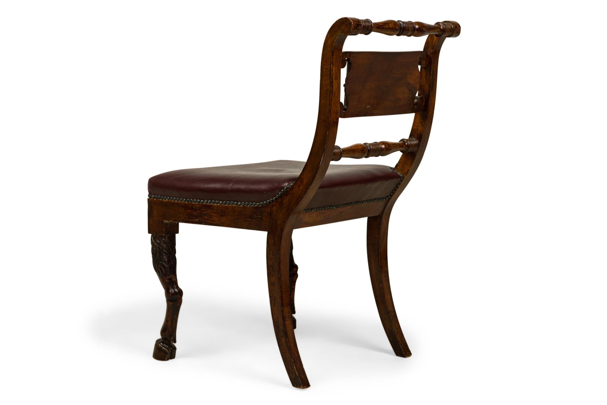 Ensemble de 4 chaises d'appoint tournées et sculptées en acajou bourguignon tapissé Bon état - En vente à Queens, NY