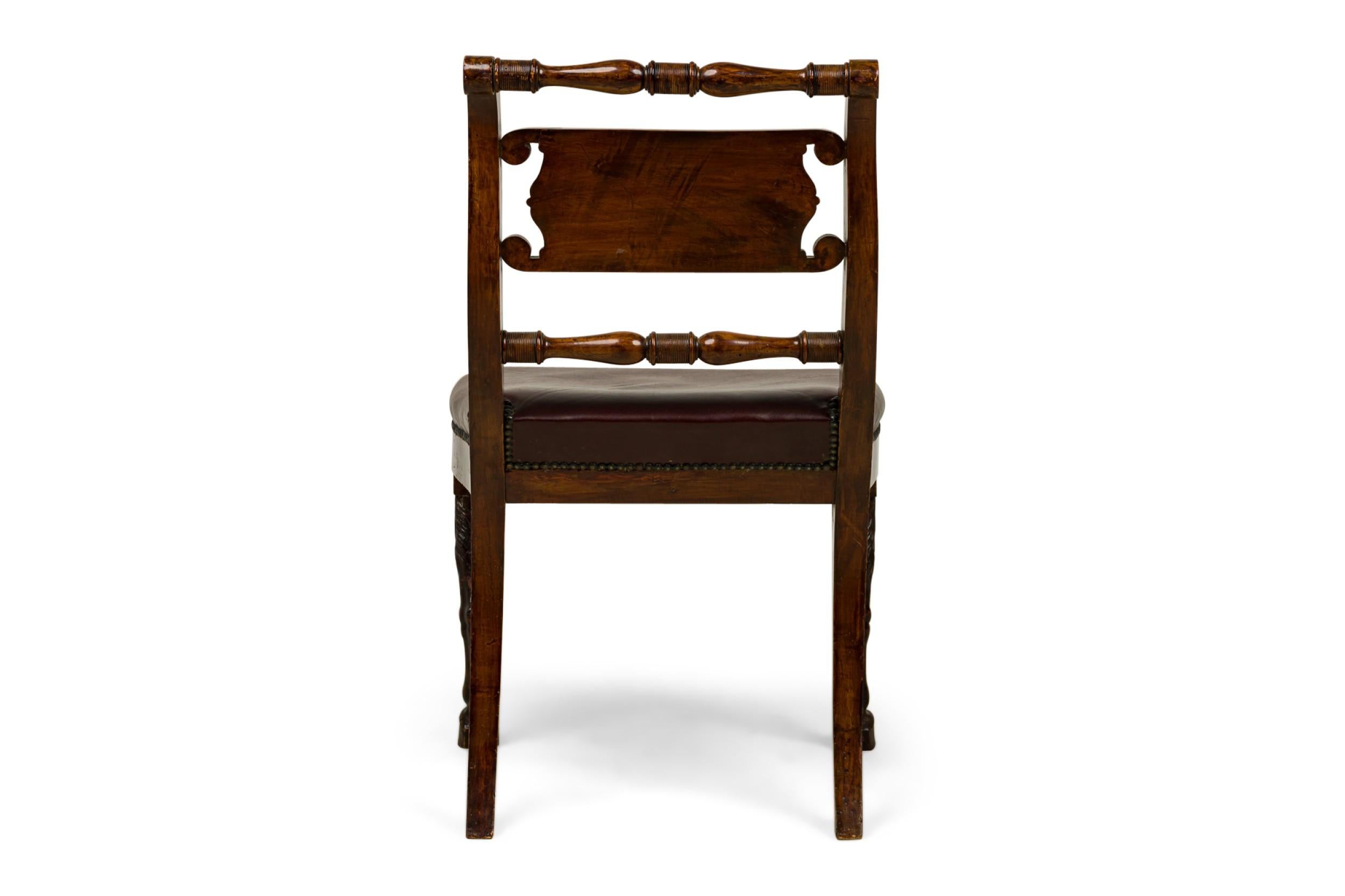 20ième siècle Ensemble de 4 chaises d'appoint tournées et sculptées en acajou bourguignon tapissé en vente