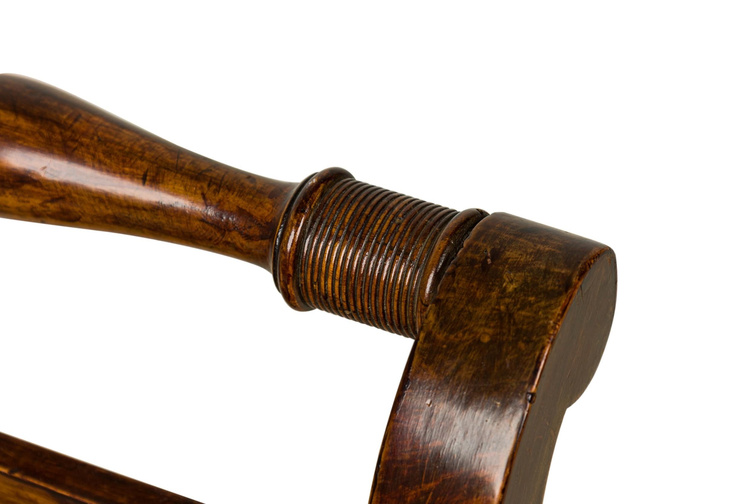 Laiton Ensemble de 4 chaises d'appoint tournées et sculptées en acajou bourguignon tapissé en vente