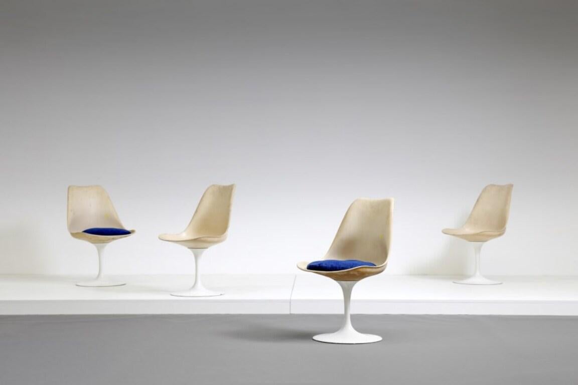 Eero Saarinen (1910 - 1961)
Four ‘Tulip 151’ chairs 
Fiberglass and fabric
Manufactured by Knoll
Measures: Width 49 x Depth 53 x Height 81 Cm

Literature: Charlotte&Peter Fiell, 1000 chairs, Taschen, 2017, p. 257.