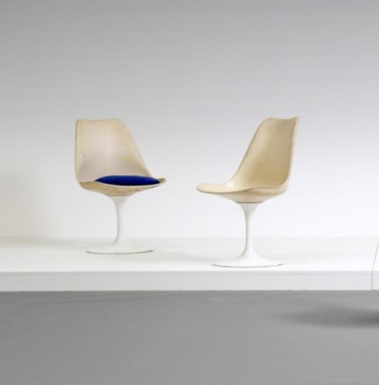 Mid-20th Century Set of 4 Off White Tulip 151 Chair by Eero Saarinen for Knoll Mid-Century Modern For Sale