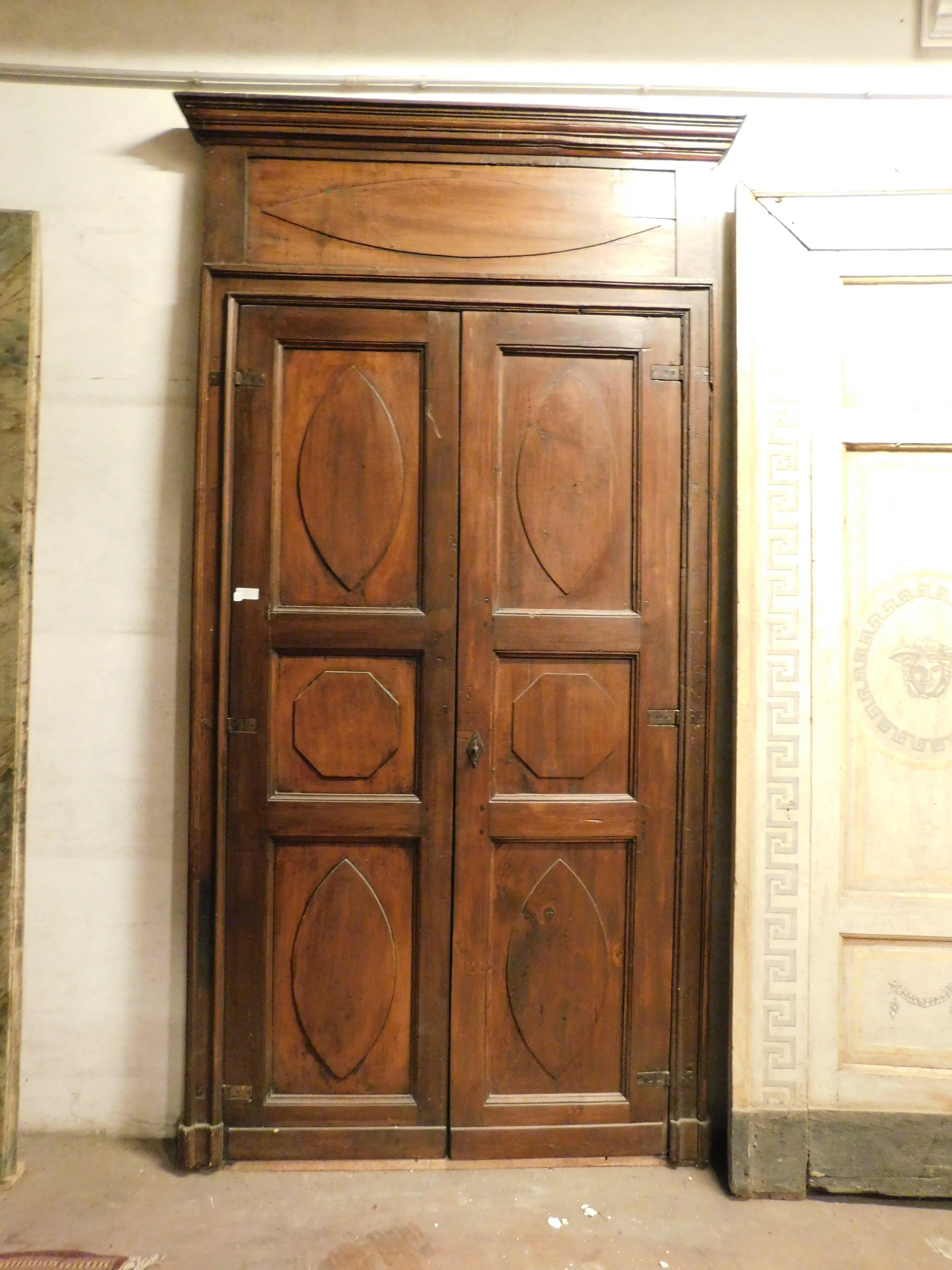 Set of 4 antique interior doors, built with double leaves in solid poplar wood, with carved panels and original frame with hat, built in the middle of the 18th century in northern Italy, measuring maximum with frame W 134 x H 269 cm , door opening