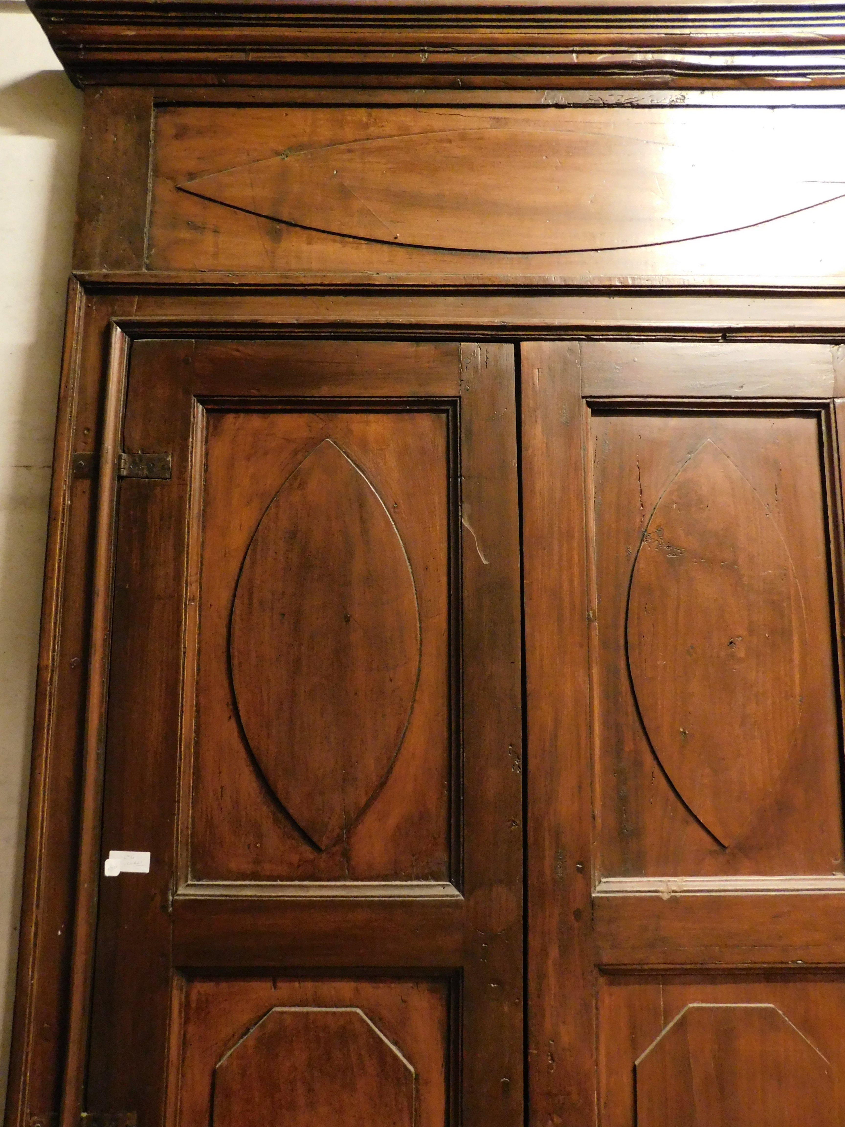Set of 4 old double doors carved in poplar wood with frame, Italy In Good Condition For Sale In Cuneo, Italy (CN)