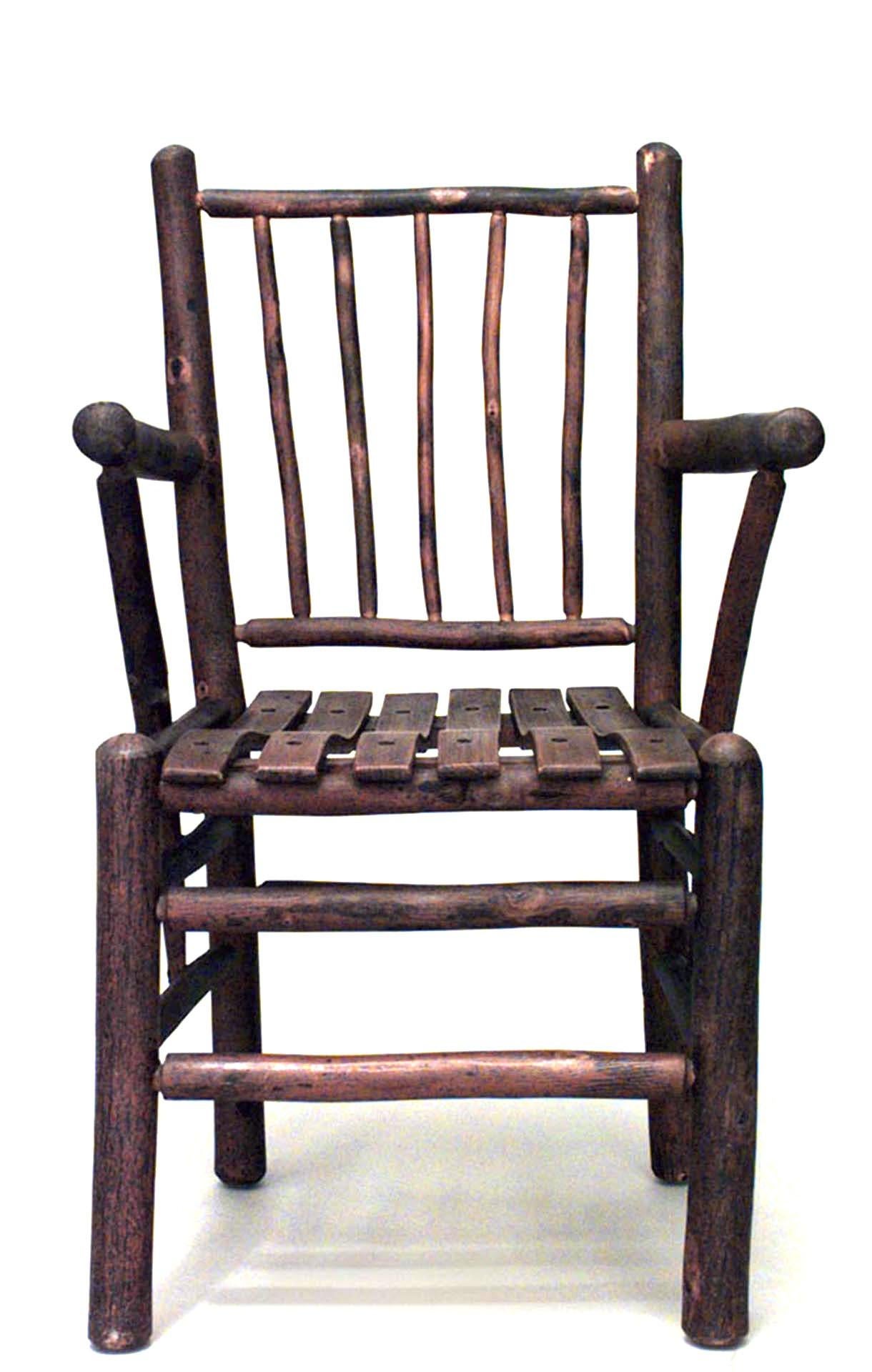 Juego de 4 sillones rústicos americanos Old Hickory con respaldo de husillo sobre asiento de listones de roble y patas unidas por una camilla (marca: Old Hickory/ Martinsville/ Indiana)
