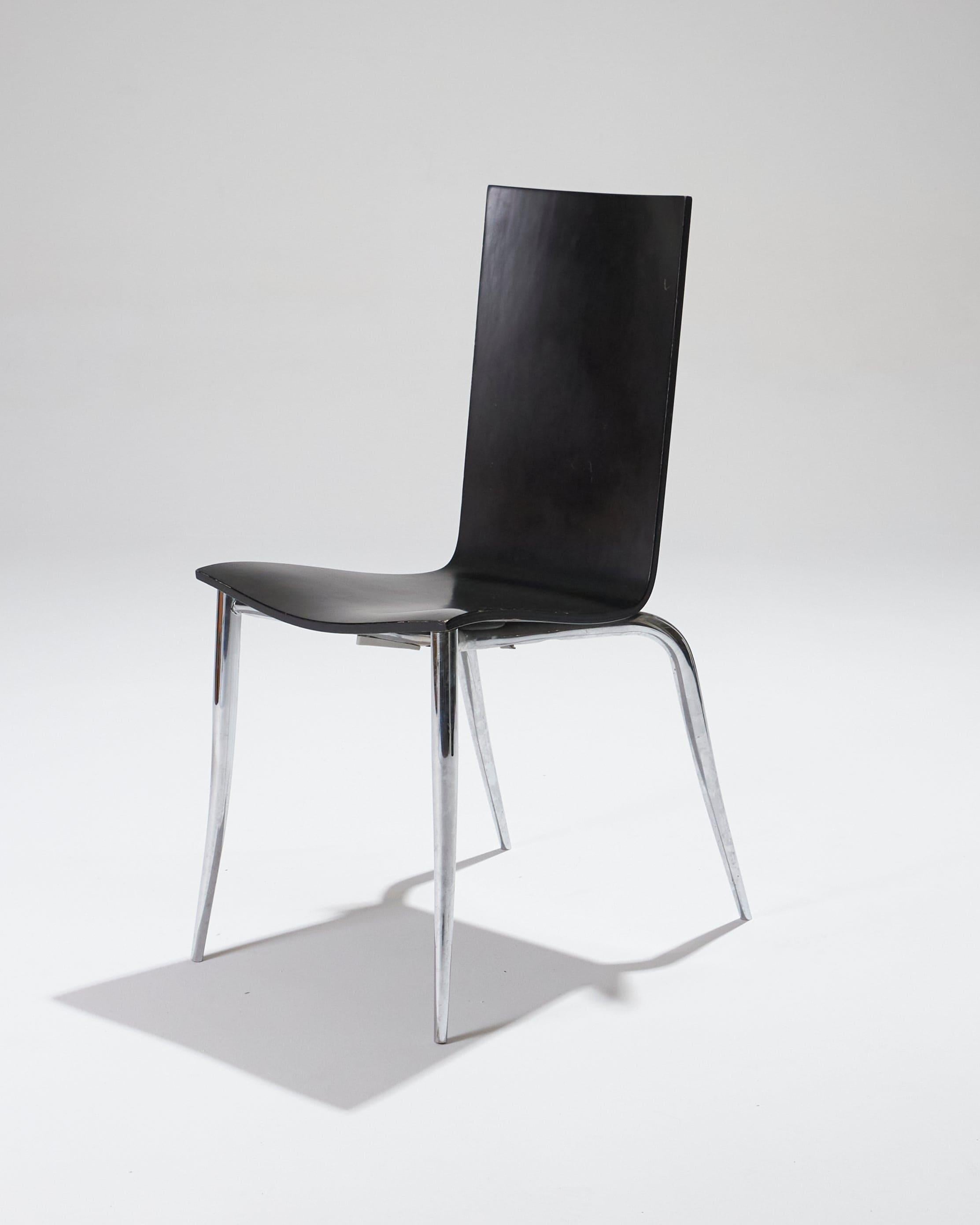 Ensemble de 4 chaises Olly Tango du designer français Philippe Starck, années 1980. L'assise et le dossier sont en bois noir et la base est en aluminium. Quelques signes d'utilisation et une légère usure du bois.
DV2331-2334