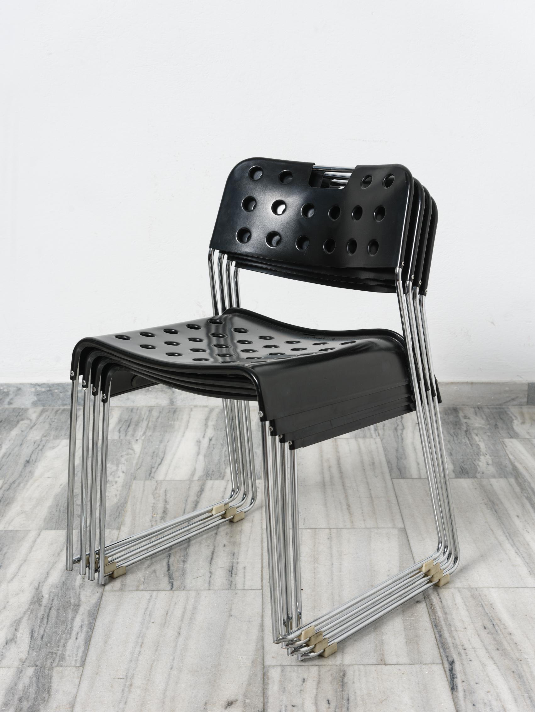 Set of 4v black Omkstak stacking chairs designed by Rodney Kinsman for Bieffeplast, Italy 1970s.
beautiful design and  very comfortable.
The Omkstak chair is included in the @vamuseum @designmuseum @philamuseum permanent collections of 20th century