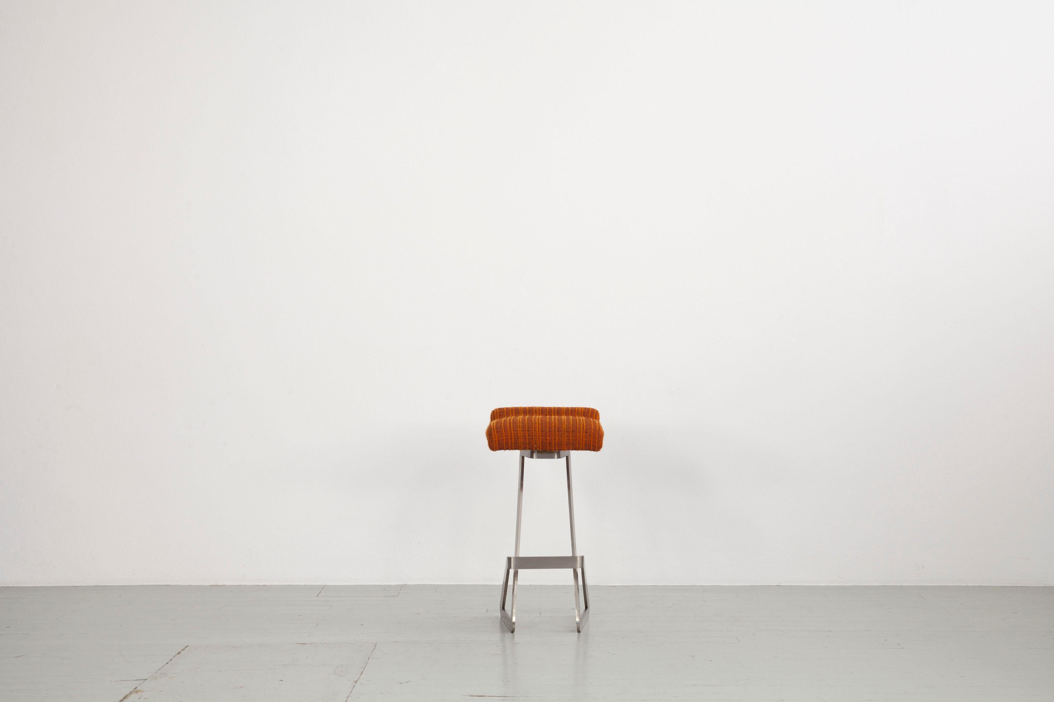 Italienisches Barhocker-Set von 1970, entworfen von Gianni Moscatelli und hergestellt von Formanova. Die vier Hocker sind mit einem originalen Brokatstoff in der Farbe Orange bezogen. Ihre Beine sind aus speziell geformtem Chrom gefertigt. Bis auf