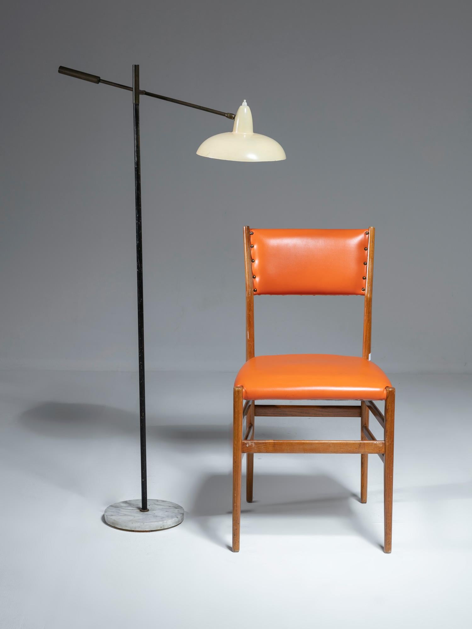 Satz von 4 orangefarbenen Lederstühlen „Leggera“ von Gio Ponti für Cassina, Italien, 1950er Jahre im Zustand „Gut“ im Angebot in Milan, IT