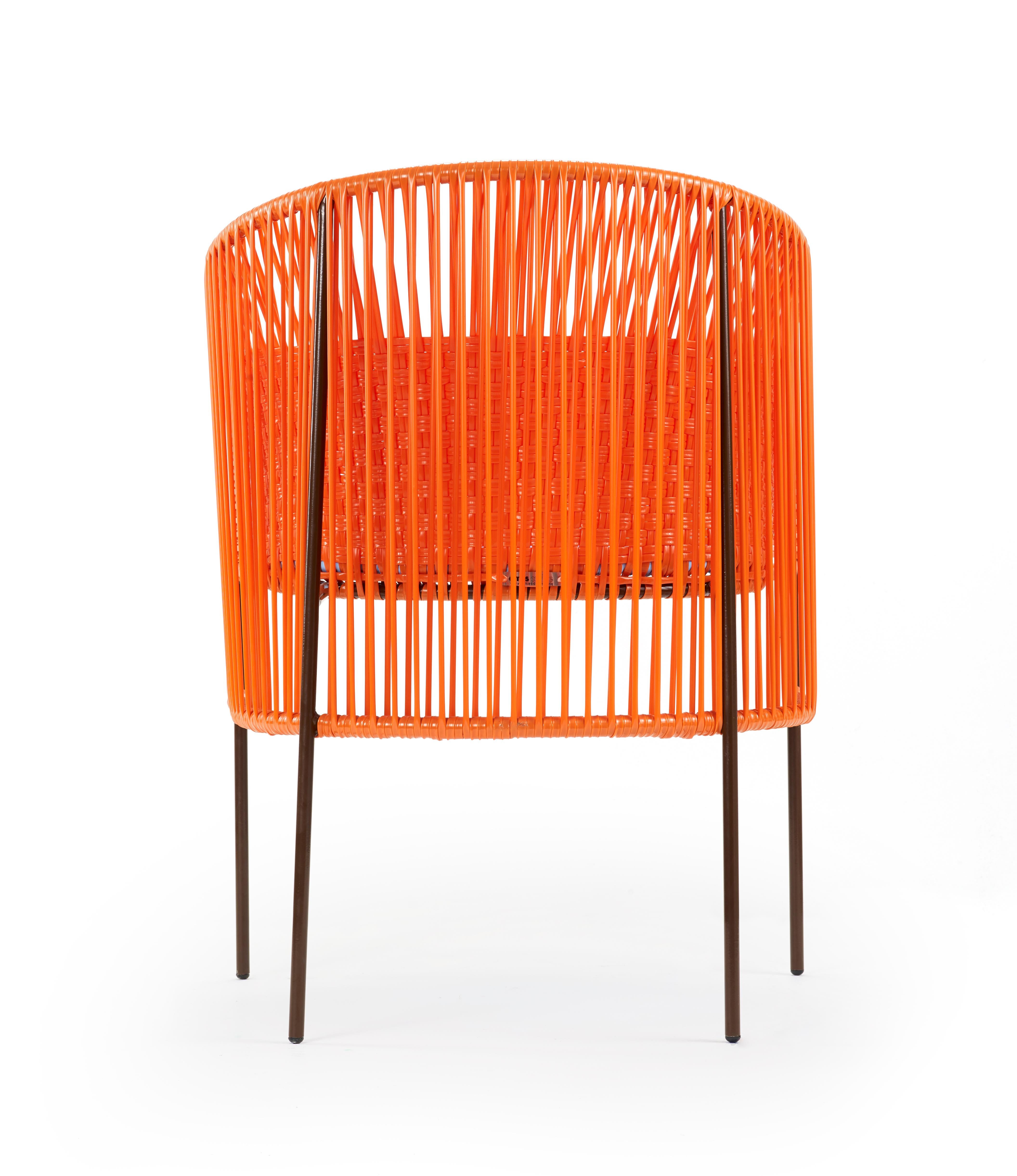 Satz von 4 orangefarbenen Caribe-Esszimmerstühlen von Sebastian Herkner (Pulverbeschichtet) im Angebot