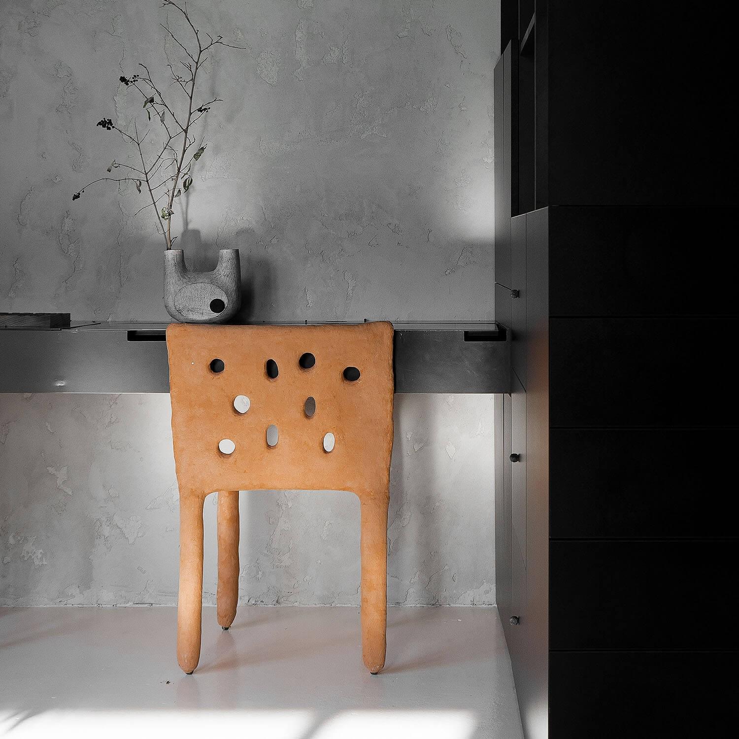 Ukrainien Ensemble de 4 chaises contemporaines sculptées orange de Faina en vente