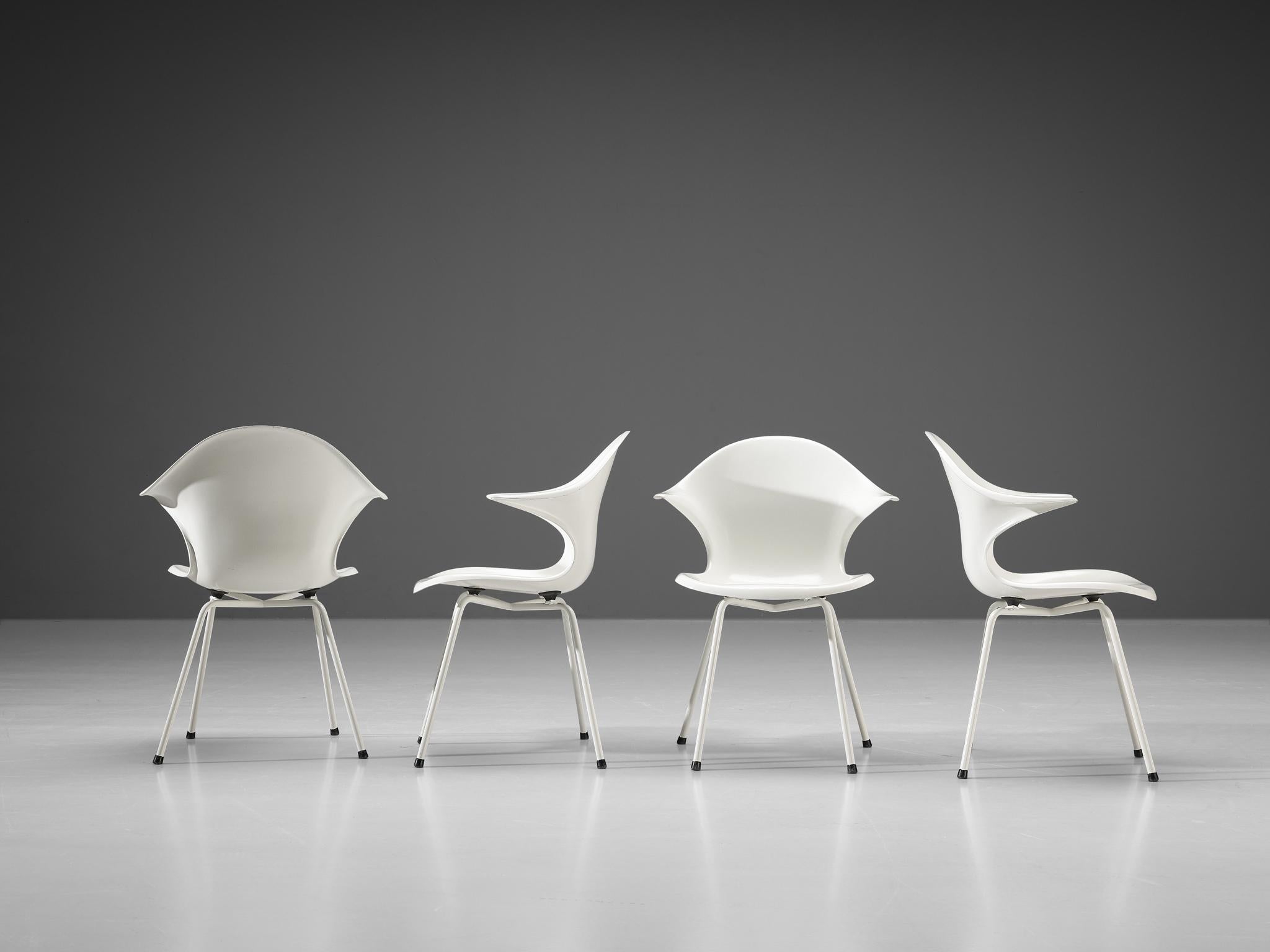Satz von vier Sesseln aus Metall und Fiberglas, Italien 1960er Jahre. 

Die Konstruktion der Stühle basiert auf einer Kombination von Kurven, Kanten und Spitzen, die schöne und interessante Linien schaffen. Durch die Verwendung von Fiberglas erhält