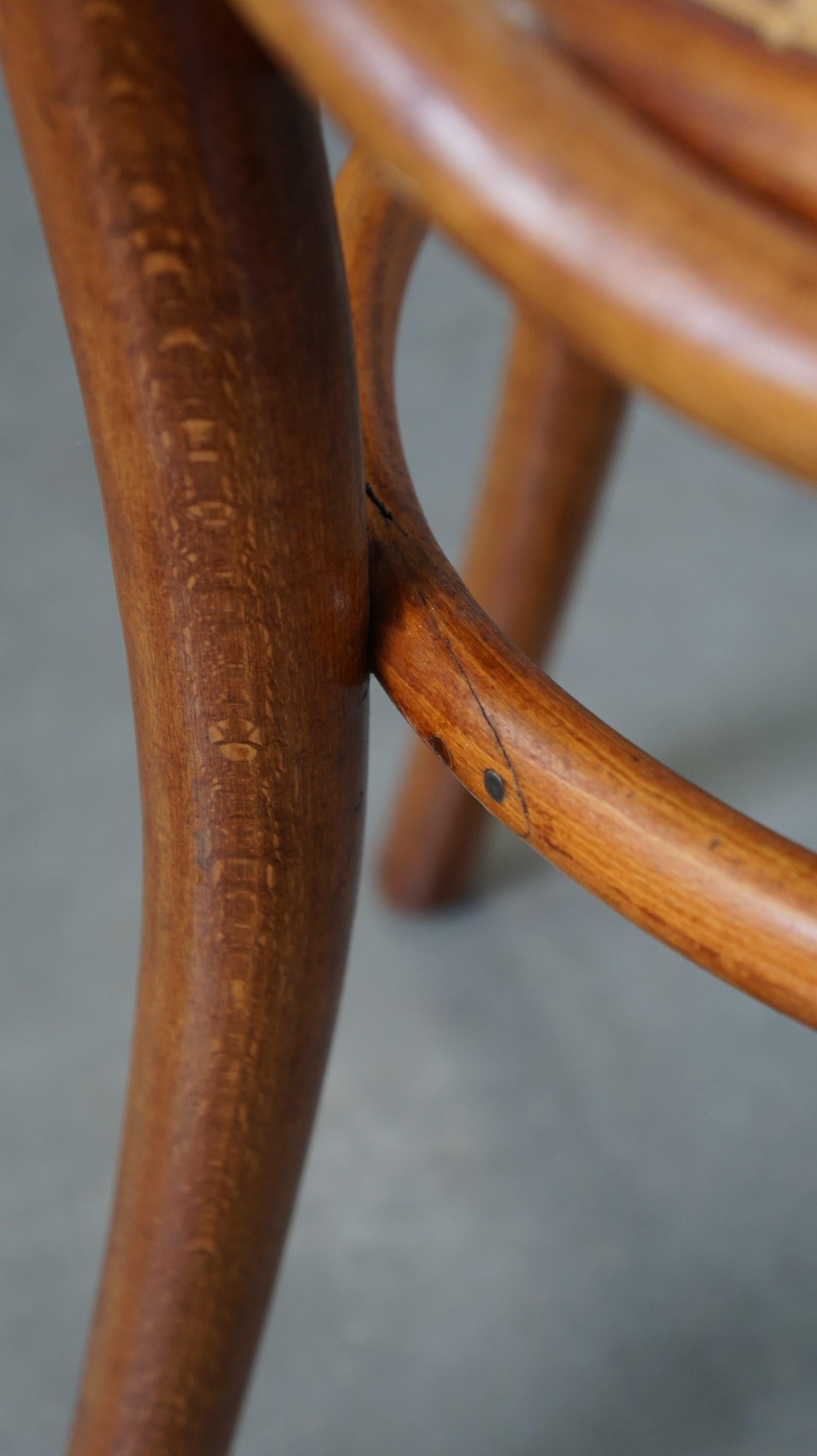 Set of 4 original and antique Thonet bistro chairs with a fantastic look For Sale 7