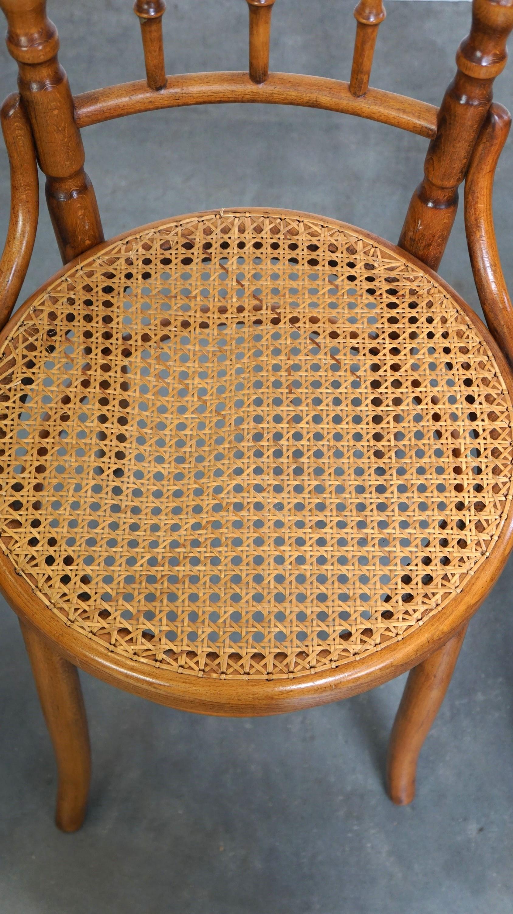 Set of 4 original and antique Thonet bistro chairs with a fantastic look For Sale 1