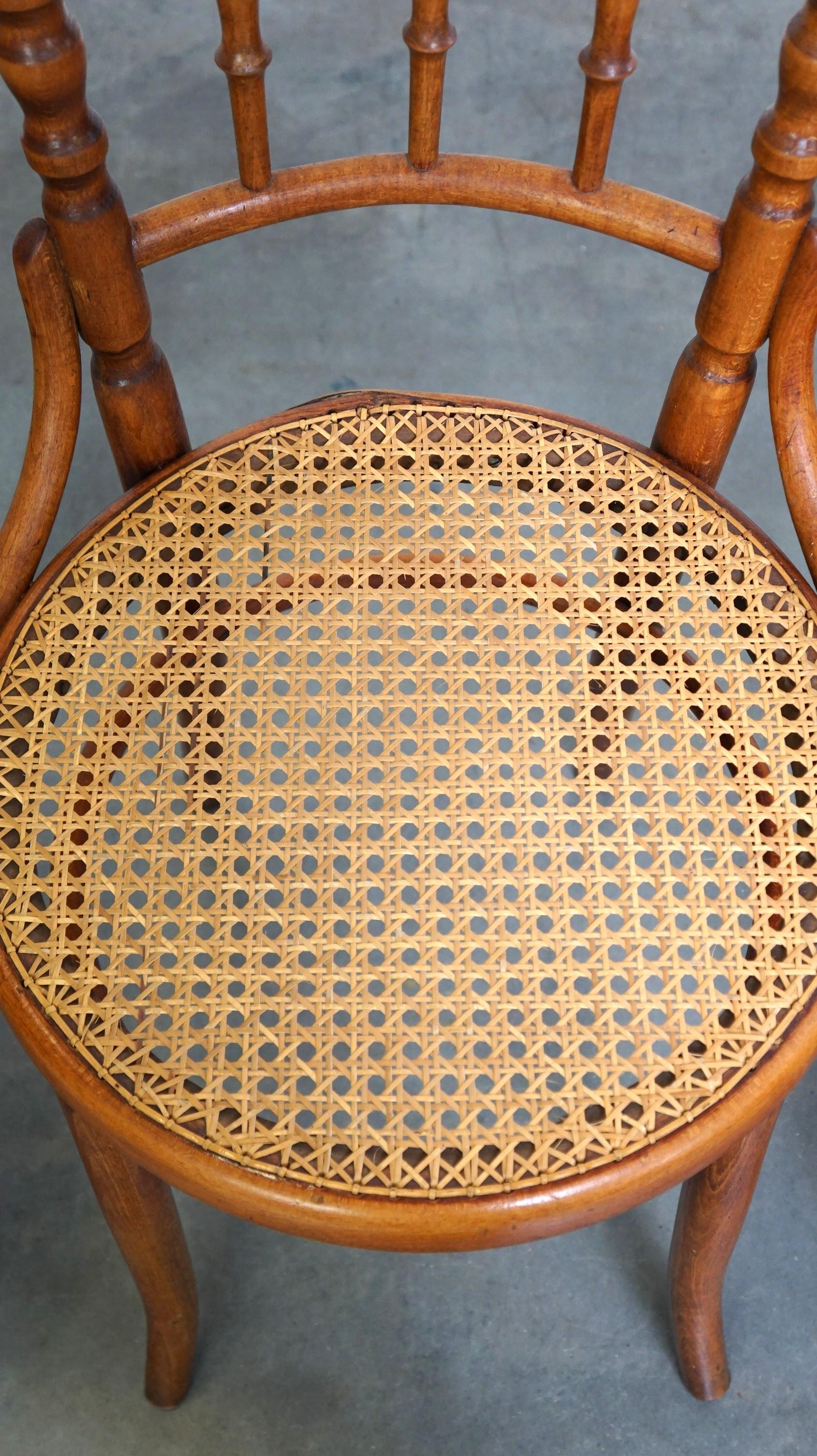 Set of 4 original and antique Thonet bistro chairs with a fantastic look For Sale 2