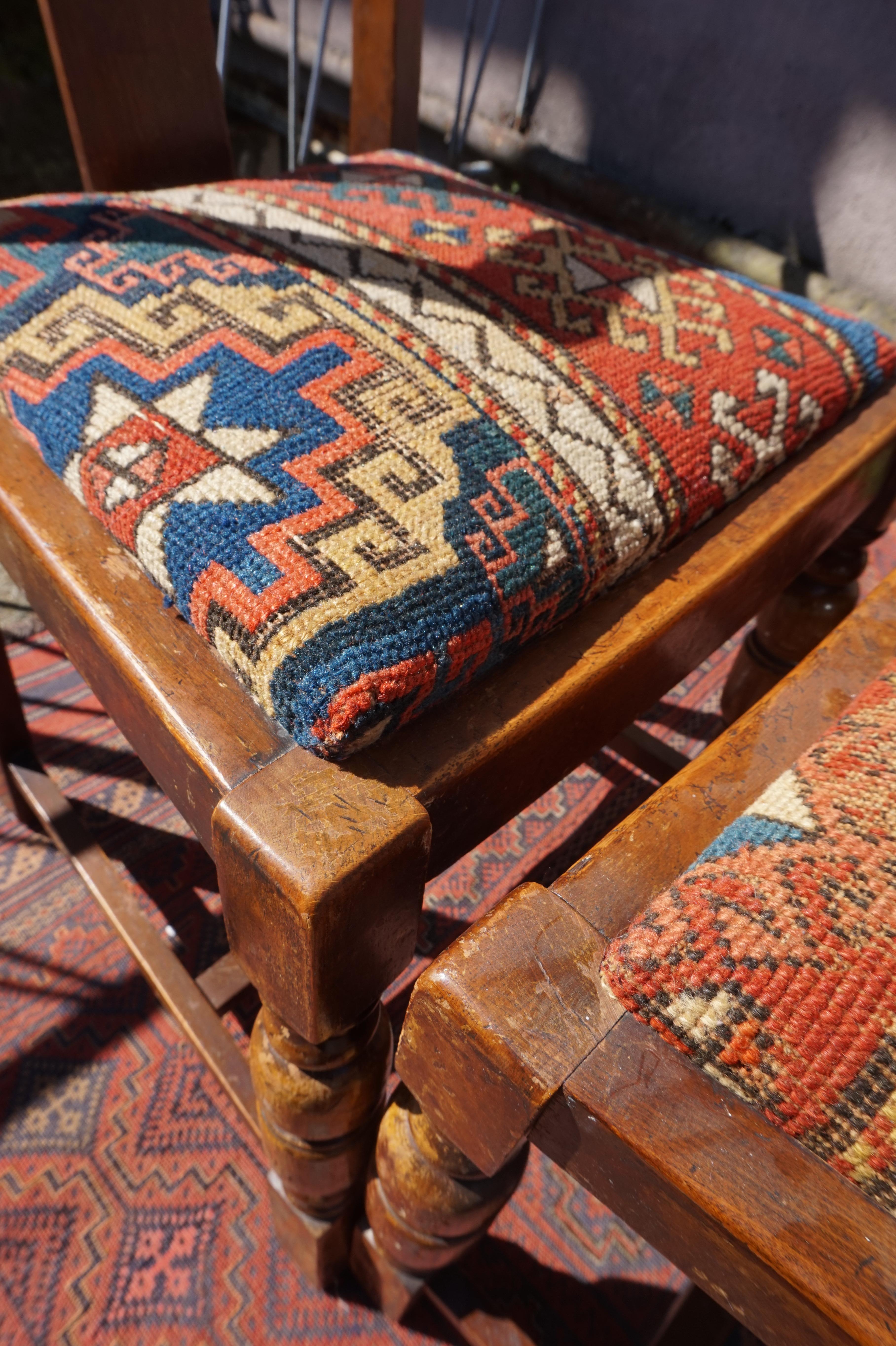 Set von 4 originalen Art-Déco-Stühlen und handgeknüpften antiken Kaukasus-Teppichsitzen im Angebot 11